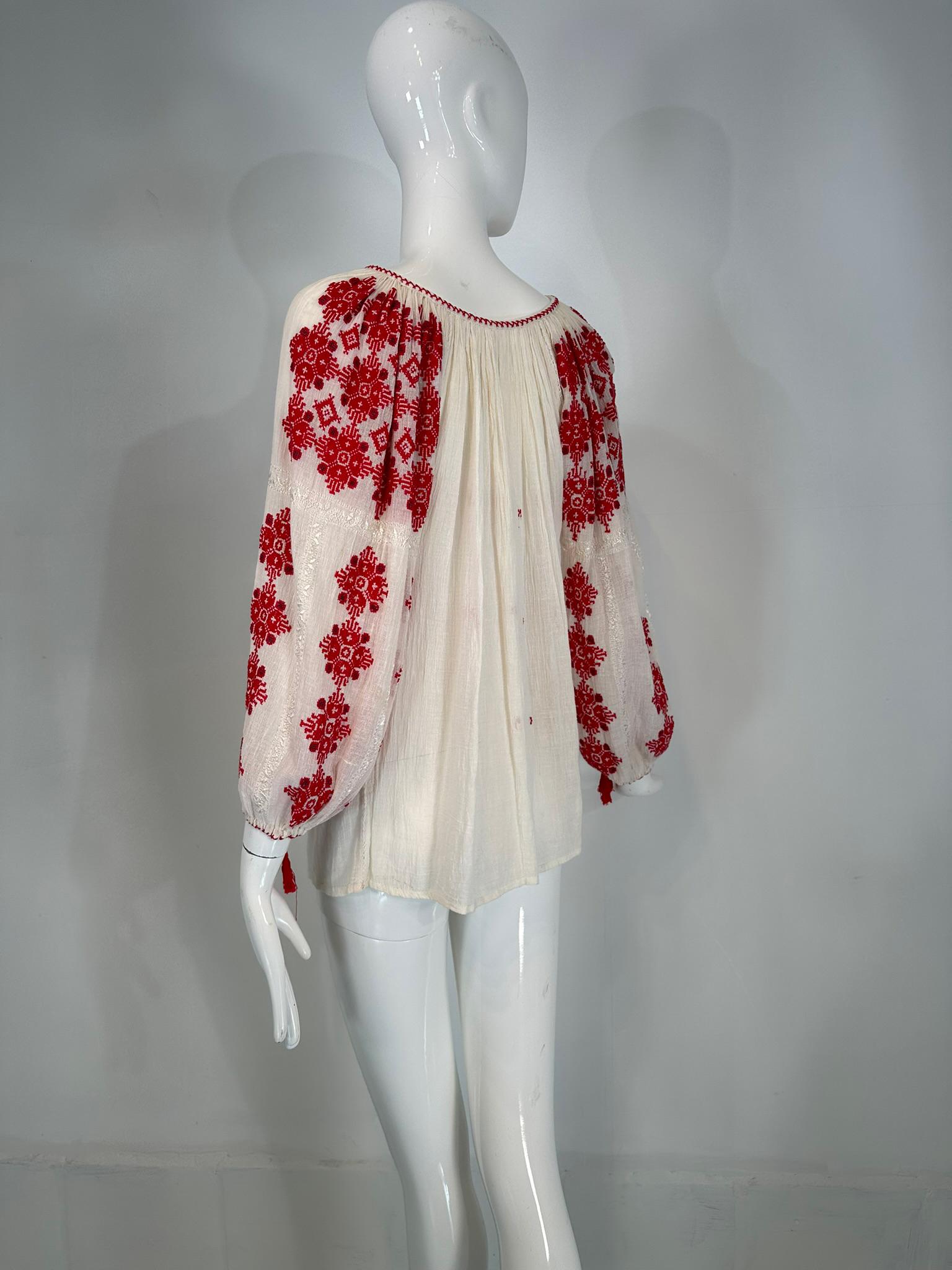 Ungarische rot-weiße, handbestickte Bauernbluse aus Gauze, 1960er Jahre, Vintage Damen im Angebot