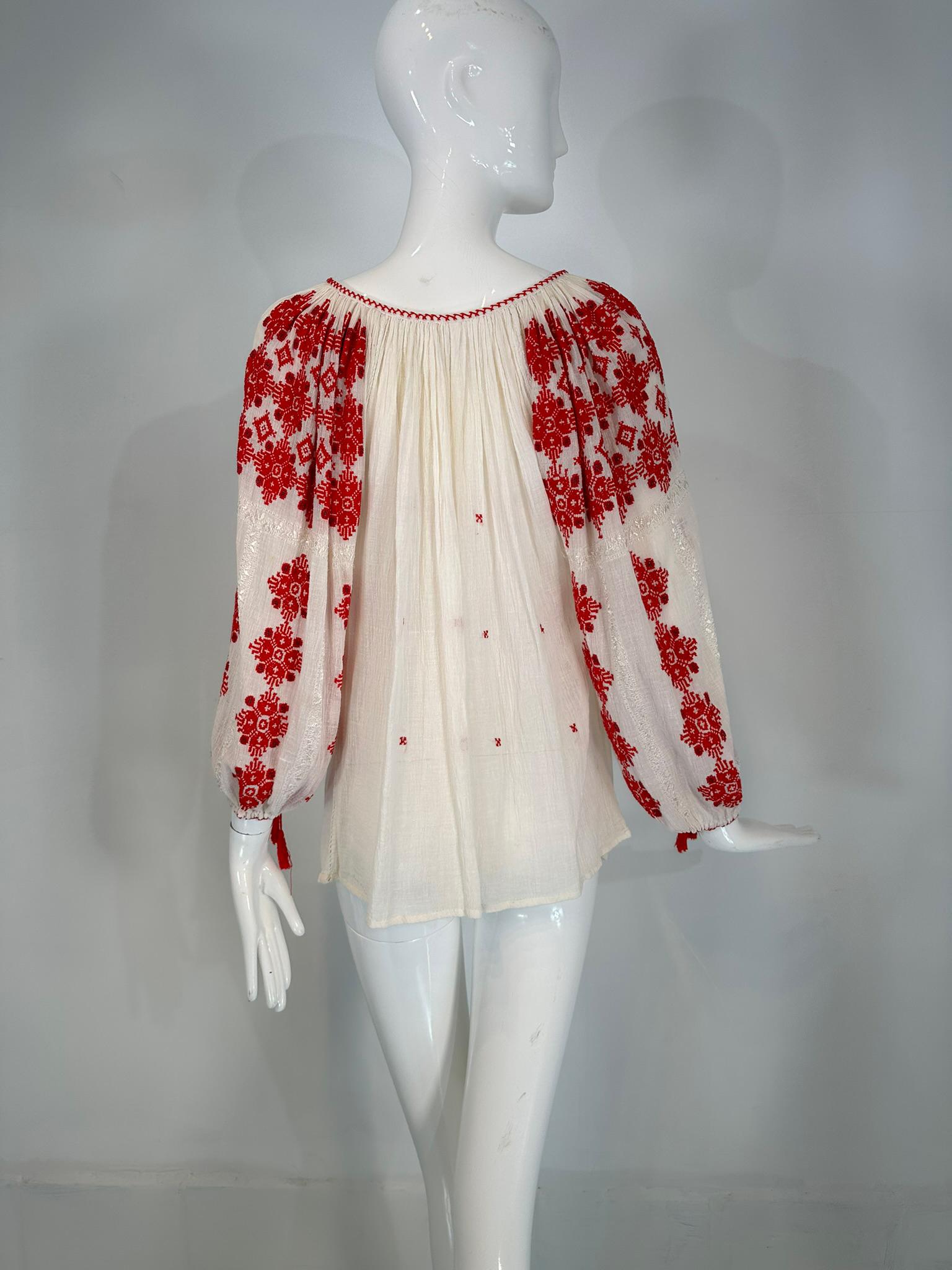 Ungarische rot-weiße, handbestickte Bauernbluse aus Gauze, 1960er Jahre, Vintage im Angebot 1