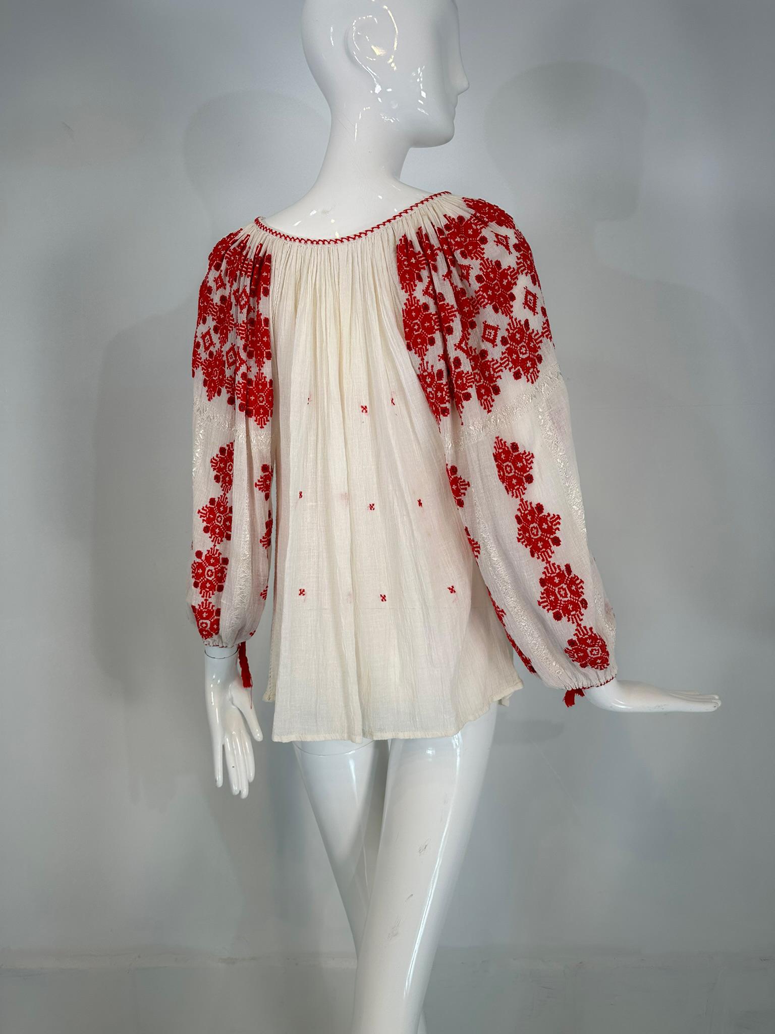 Ungarische rot-weiße, handbestickte Bauernbluse aus Gauze, 1960er Jahre, Vintage im Angebot 2