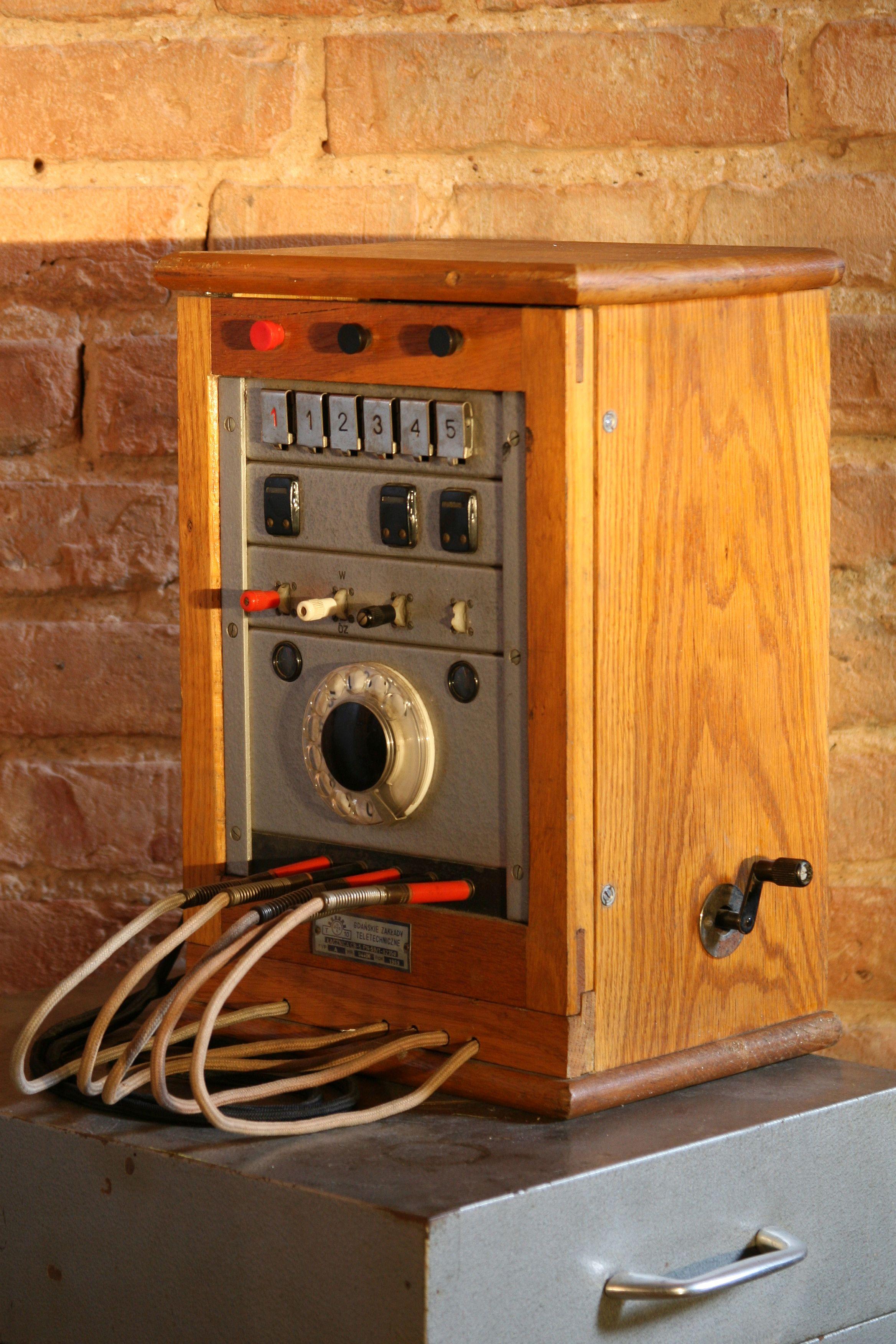 An analog telephone switch from the 1960s which was used in workplaces and various types of institutions in which the internal telephone line was used. The offered model served a maximum of five lines.
Manufacturer: Gdanskie Zaklady