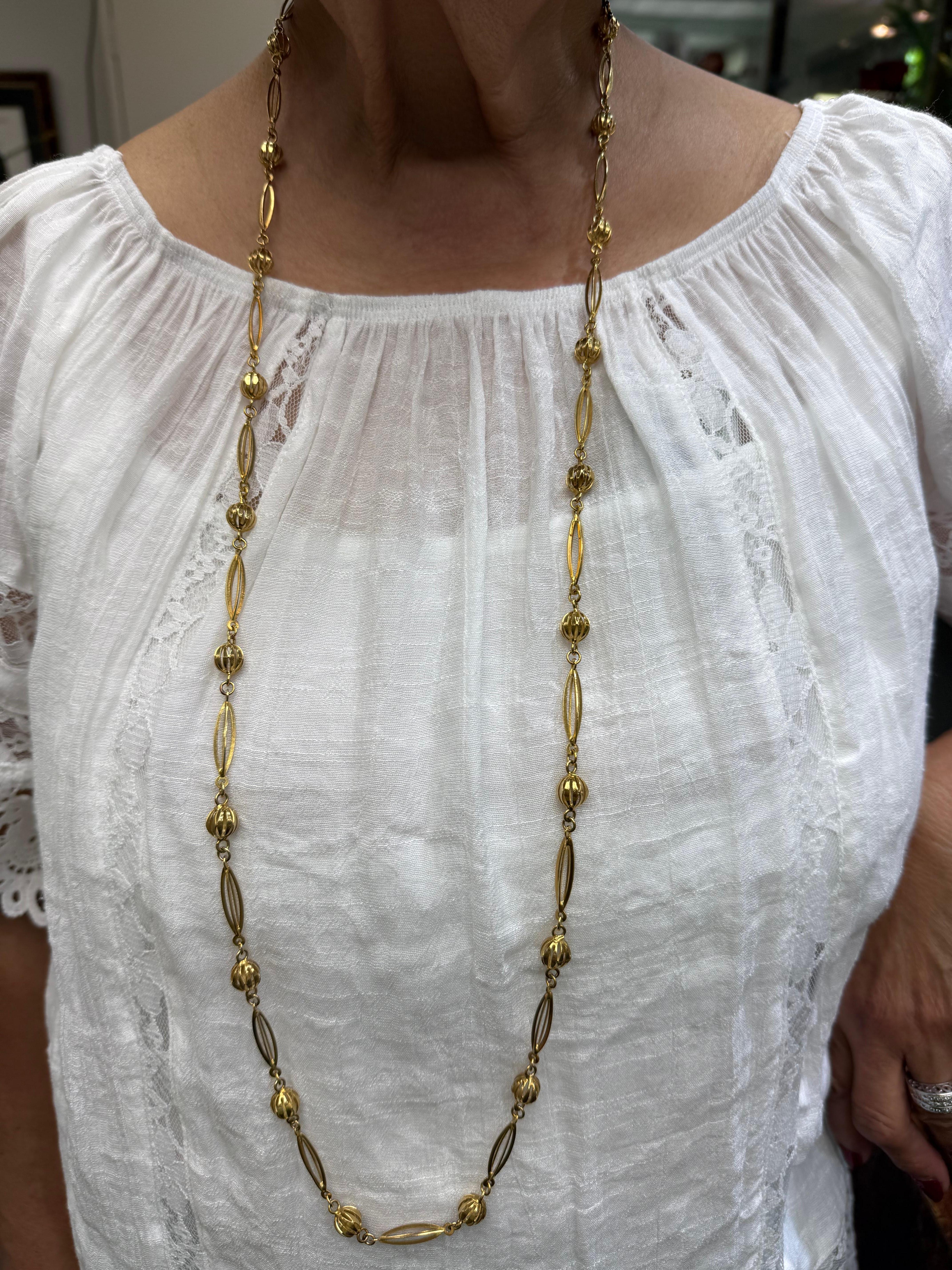 Collana d'epoca italiana del 1960 da 39 pollici in oro giallo 18 carati.

La collana vintage italiana del 1960 con catena da 39 pollici è stata realizzata in oro giallo 18 carati.  Ogni sezione è stata assemblata a mano, in altre parole quasi tutta