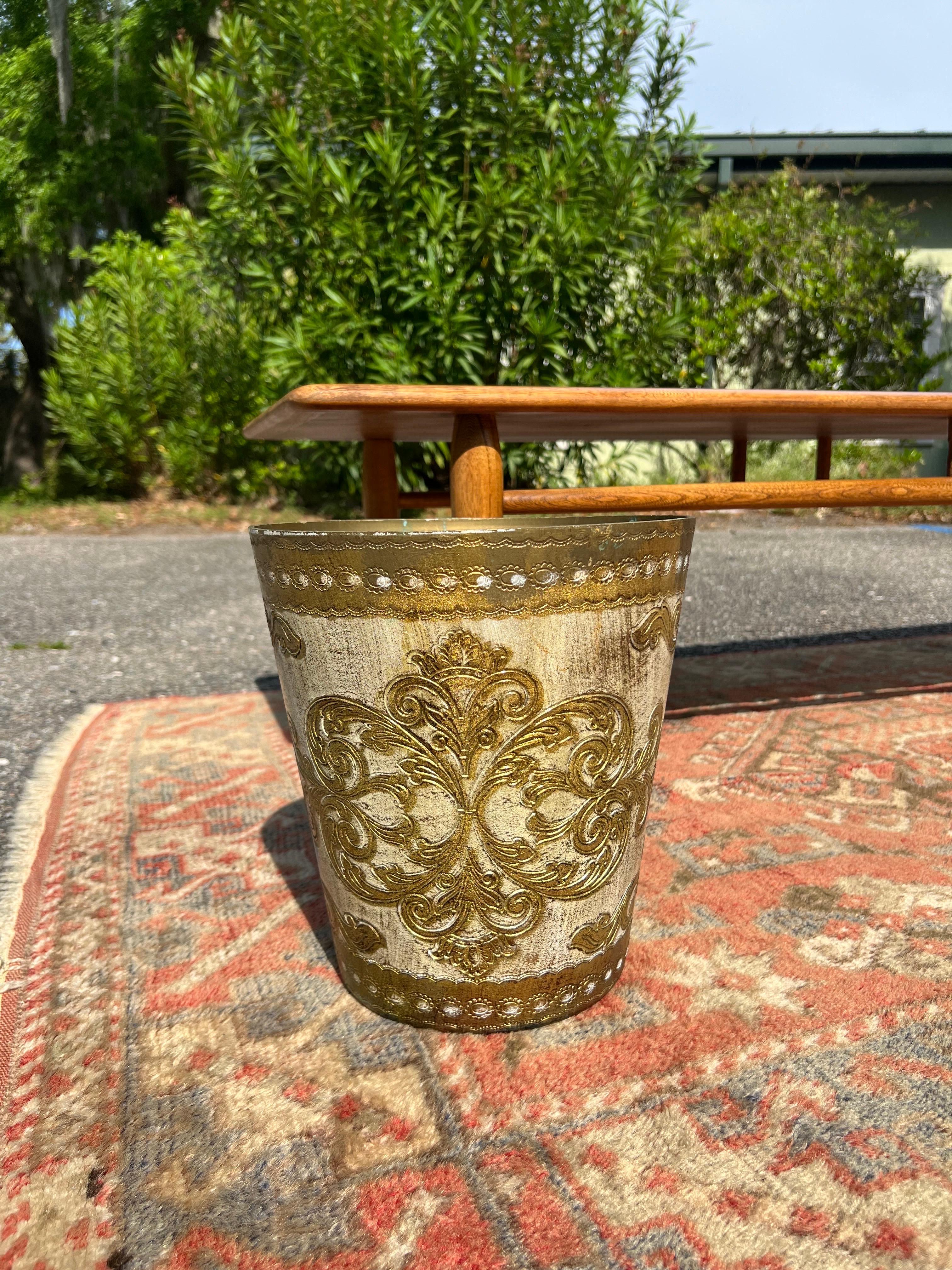A stunning gold and cream Italian Florentine wastebasket, circa 1960. This is a superb piece in excellent condition.