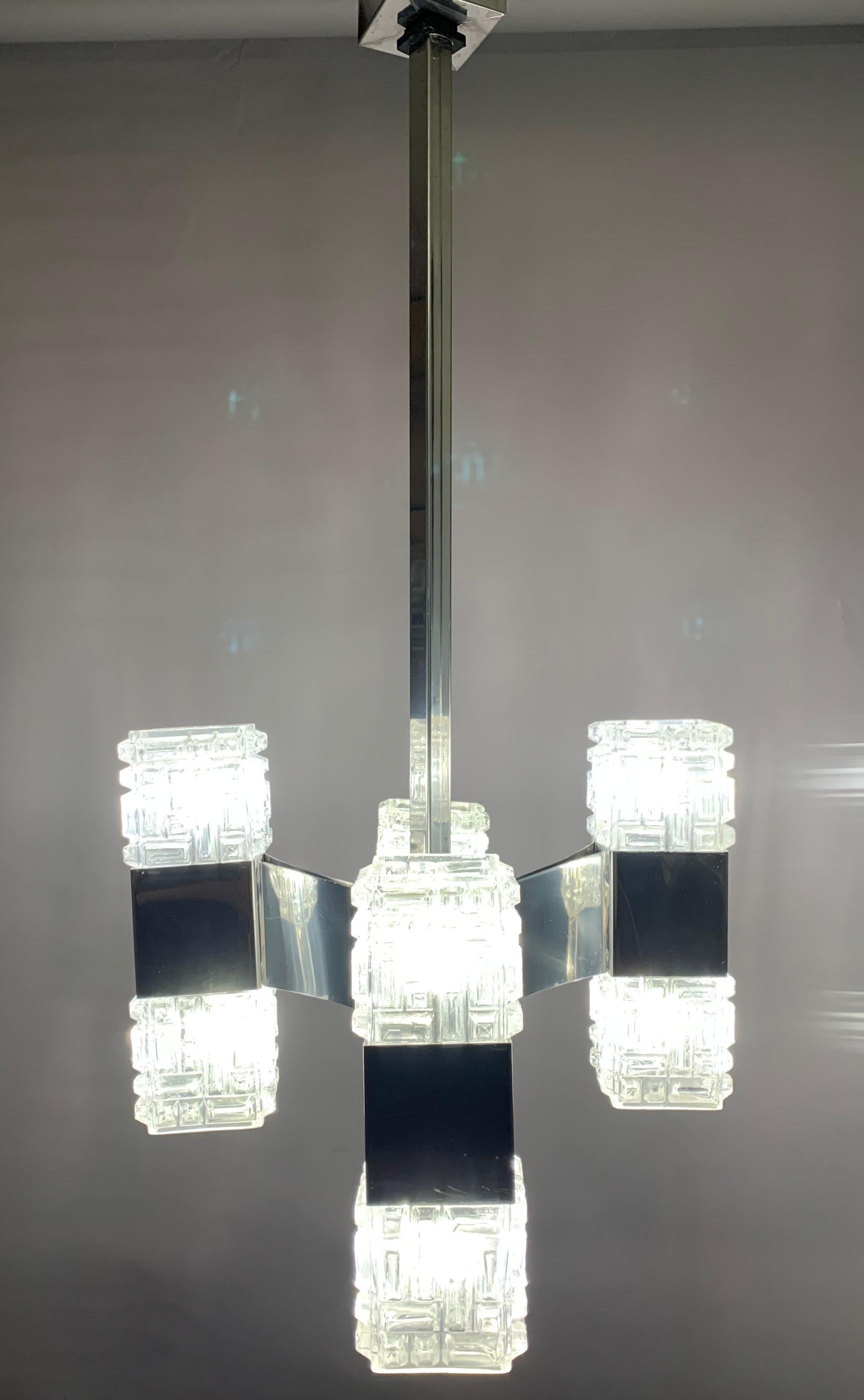 1960s Italian Gaetano Sciolari designed pendant ceiling light with eight square shades - four facing downwards and four upwards. The glass is supported with a polished chrome-plated steel frame which twists towards the supporting sqaure ceiling rod.
