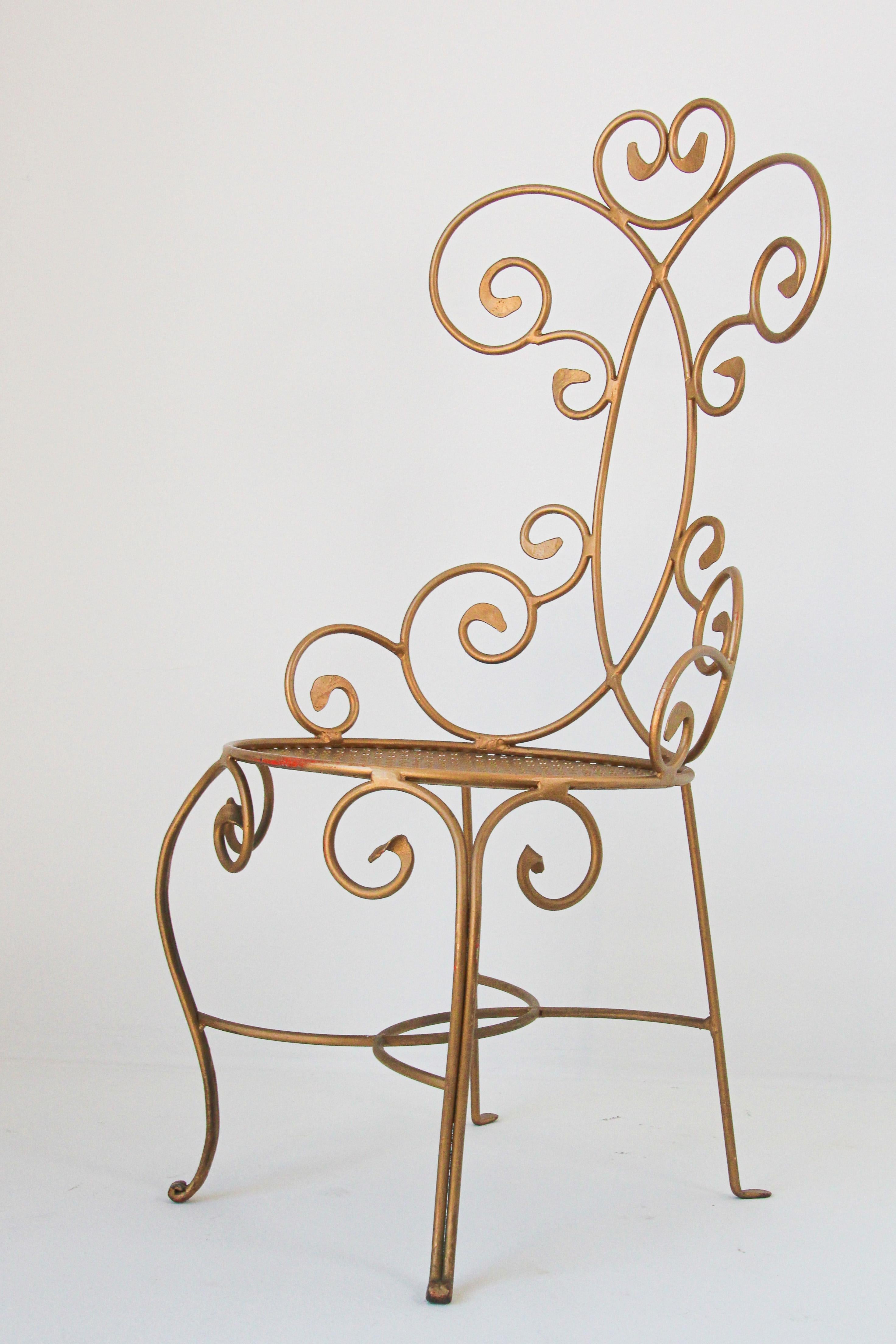 Silla escultórica de hierro dorado italiano Hollywood Regency Vintage Regencia de Hollywood en venta