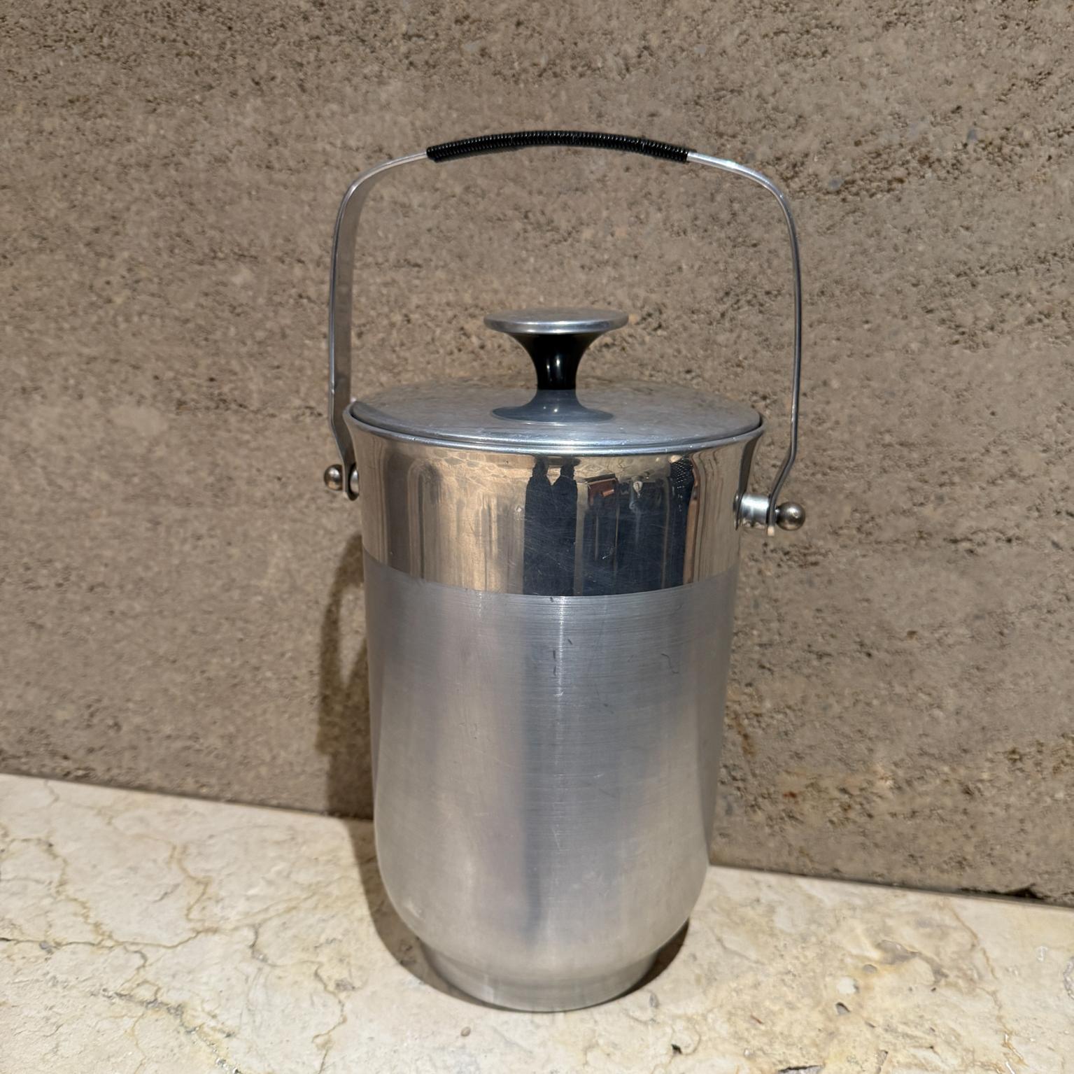 1960s Italian Wine Cooler Ice Bucket in aluminum and bakelite
Marked at the base and numbered
B-509 Made in Italy.
15 h x 7.13 diameter
Preowned vintage condition. Light scuffs on finish.
Refer to all images