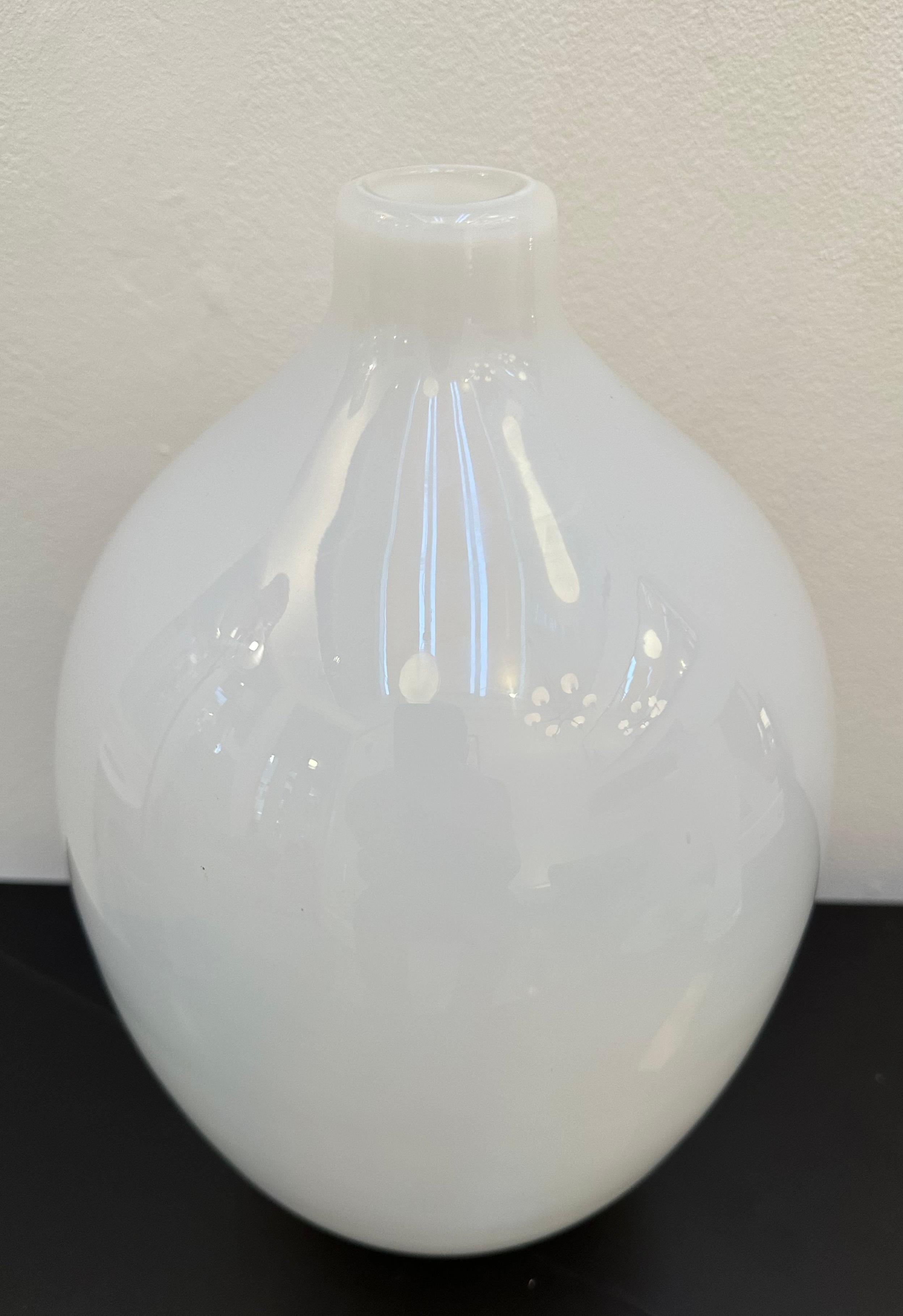 1960s Vintage Italian Milky-White Opalescent Handblown Glass Oviod Form Vase For Sale 5