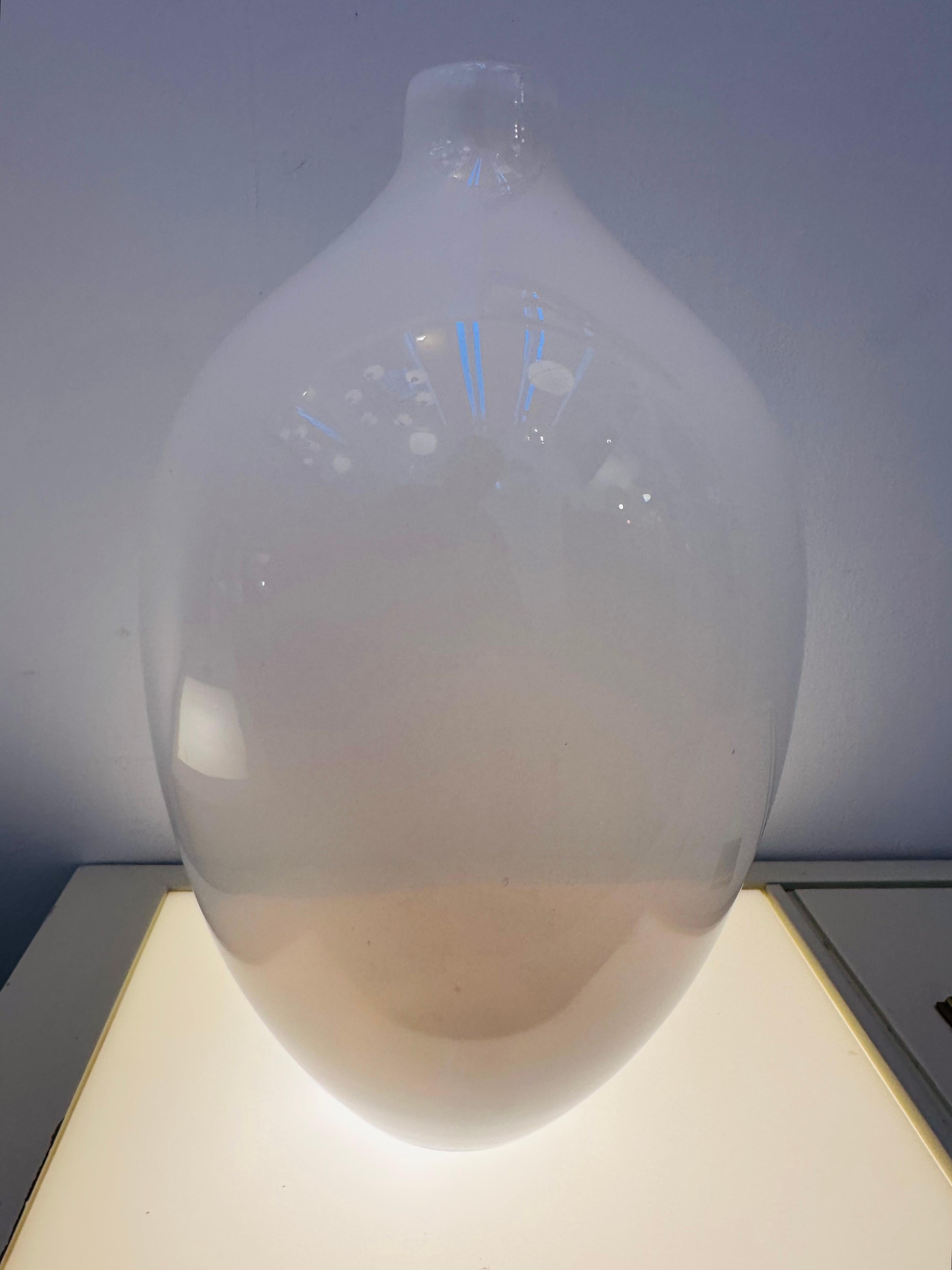 20ième siècle Vase italien vintage en verre soufflé à la main, blanc laiteux et opalescent, des années 1960 en vente