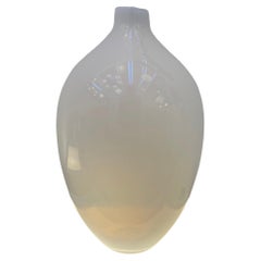 Jarrón soplado a mano de vidrio blanco opalescente con forma de ovoide Vintage Italian Glass, años 60