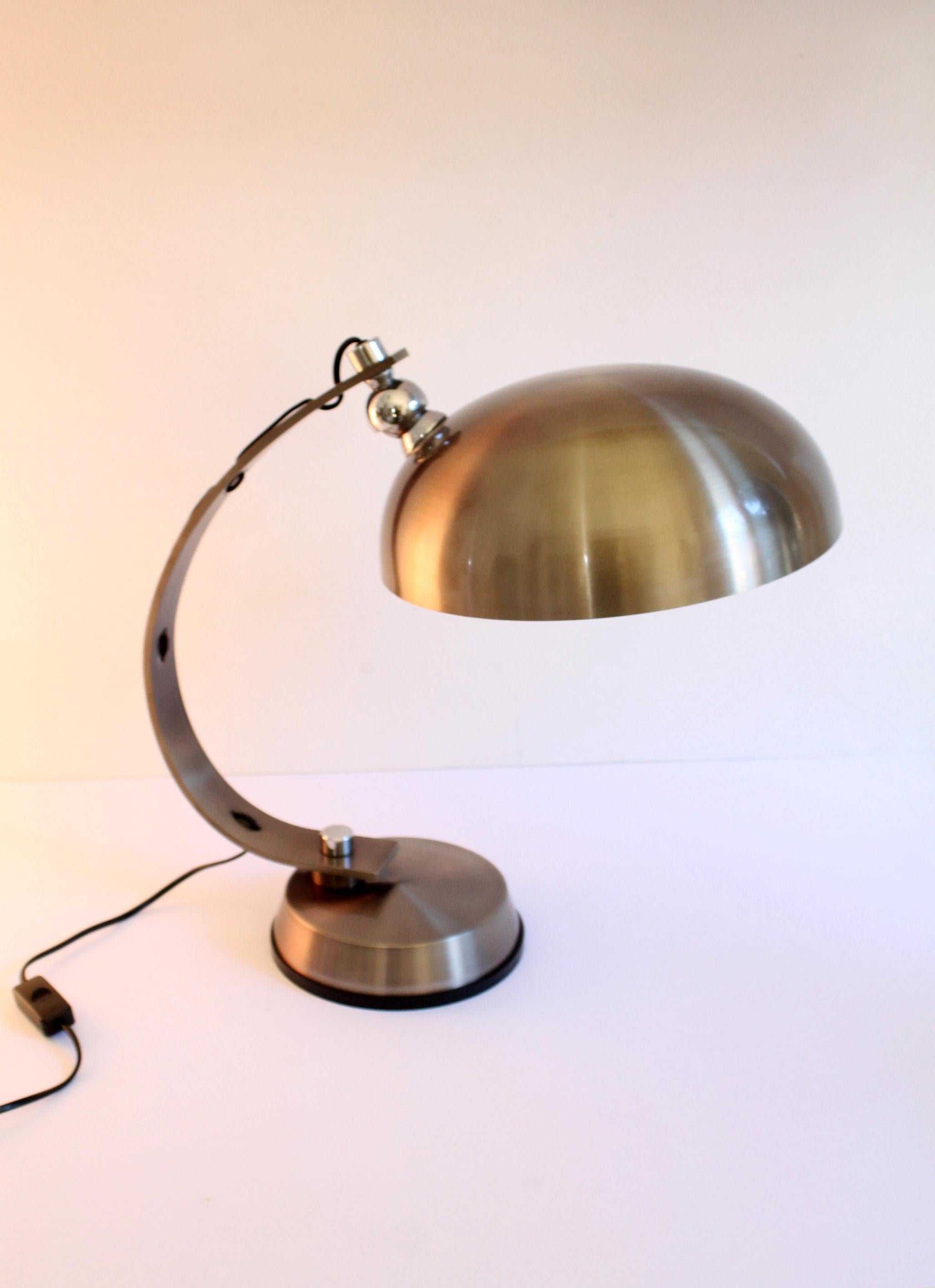 This is an Italian ministerial desk lamp in brass / bronzed metal and chromed steel details from the 1950s. It has a beautiful circular coated white halo inside to filter the direct light.

Manufacteur: Arredoluce
Dimensions: 51hx30x46cm
Period:
