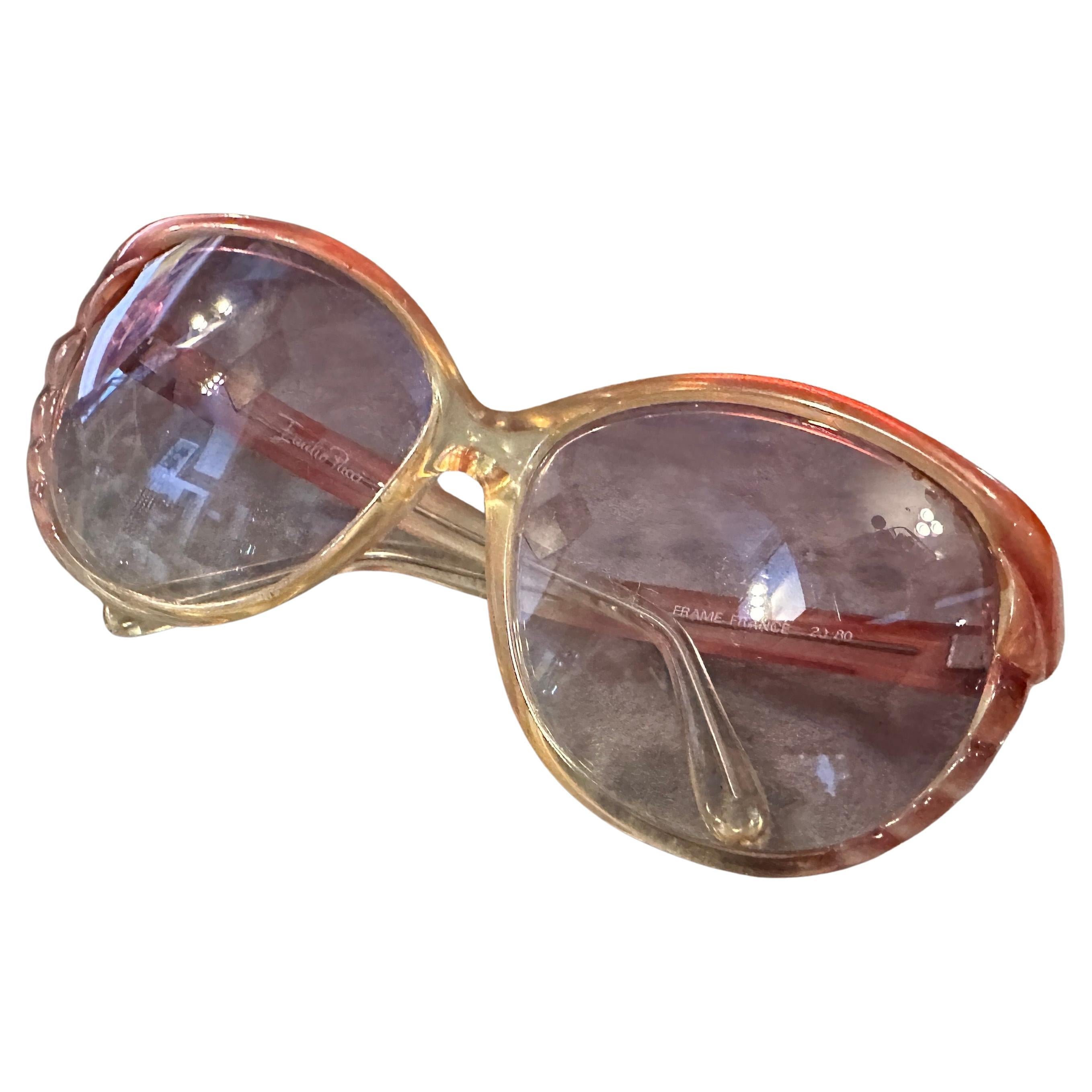 Estas impresionantes gafas de sol vintage de gran tamaño de los años 60 de Emilio Pucci capturan a la perfección el espíritu atrevido y glamuroso de la moda italiana de mediados de siglo. Con una montura única translúcida en degradado de melocotón a
