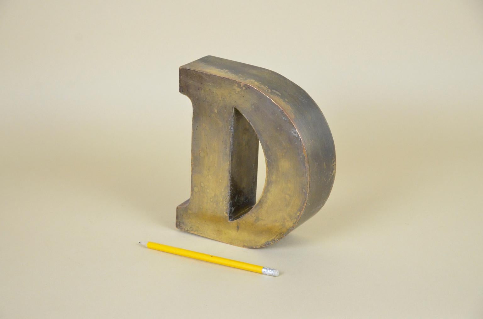 Very collectible vintage Italian uppercase letter D in brass made in the 1960s. 

Available in stock also letter A, E, O, I, R.
