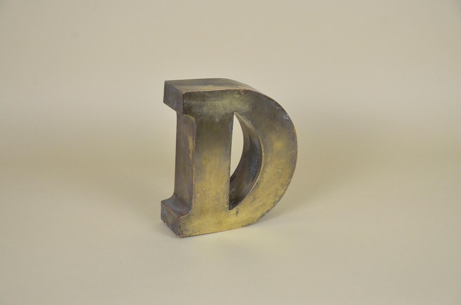 1960s Vintage Italian Uppercase Letter D in Brass (Moderne der Mitte des Jahrhunderts)