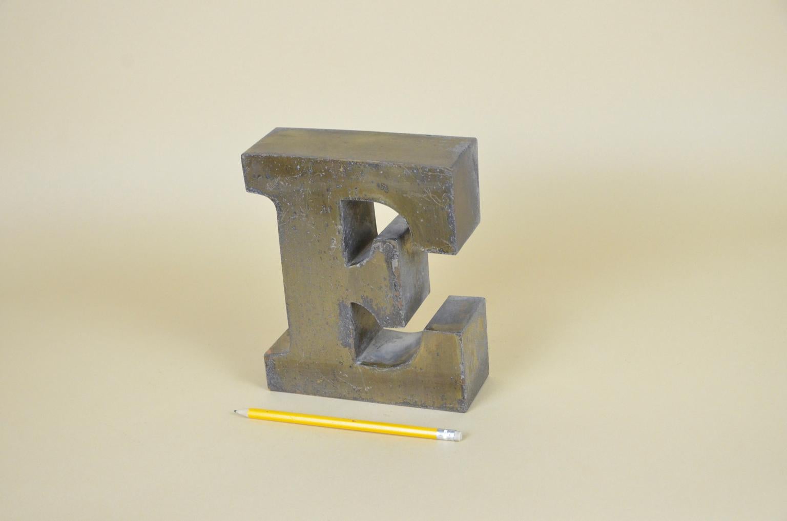 Very collectible vintage Italian uppercase letter E in brass made in the 1960s. 

Available in stock also letter A, O, D, I, R.