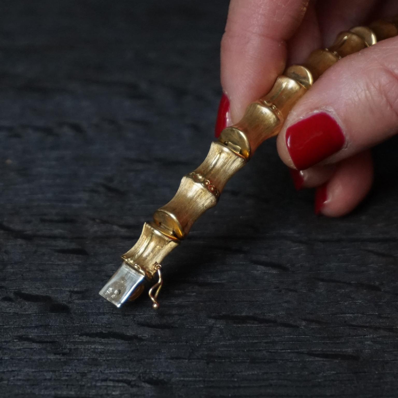 1960s Vintage Italian Vincenza 18-Karat Brushed Gold Bamboo Bangle Bracelet en vente 2