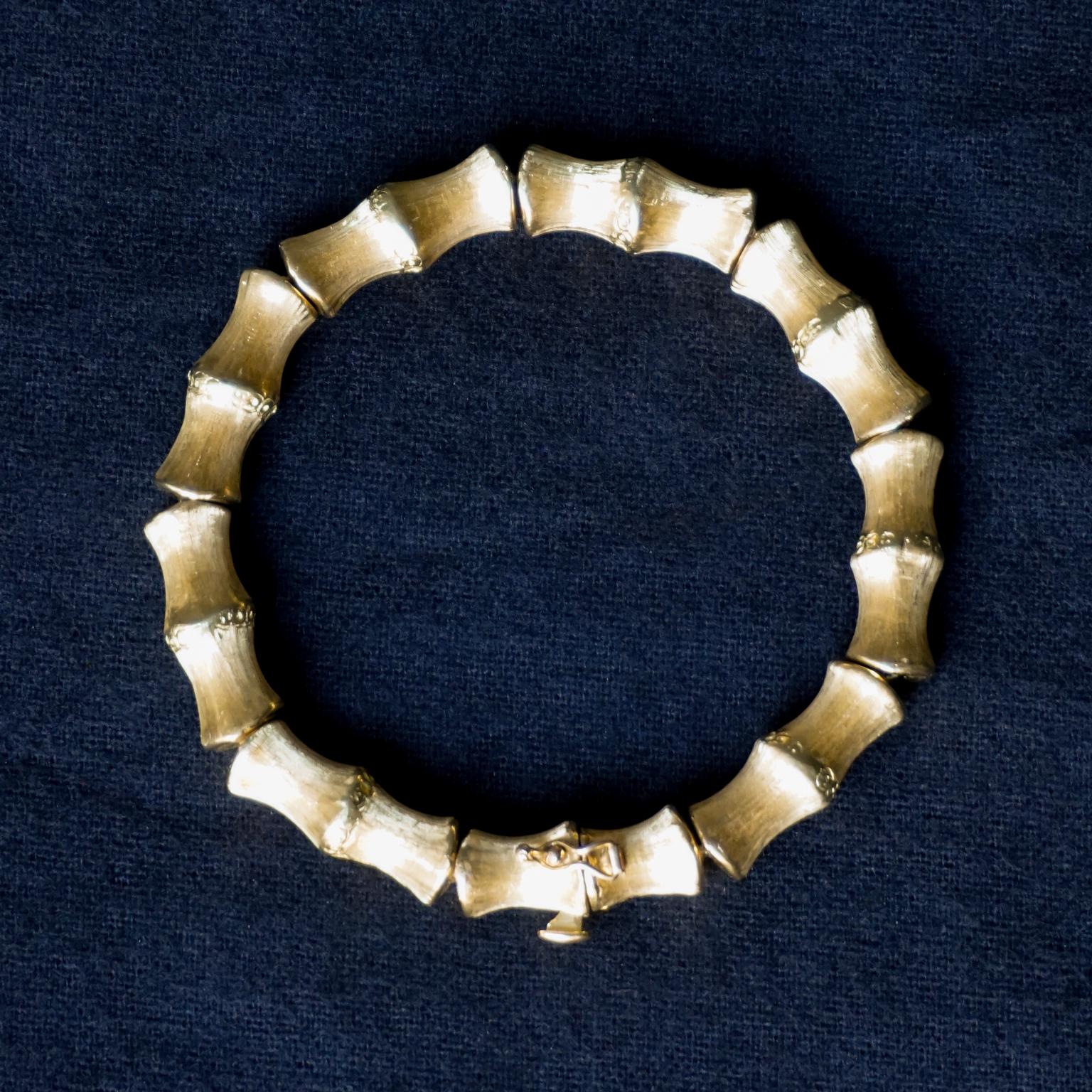 Bracelet classique vintage en faux bambou en or 18 carats, de fabrication italienne, Vincenza.
Constitué de neuf segments de bambou gravés et brossés en or qui, une fois fermés, forment un bracelet bangle en or massif (33gr) d'un diamètre de 6cm