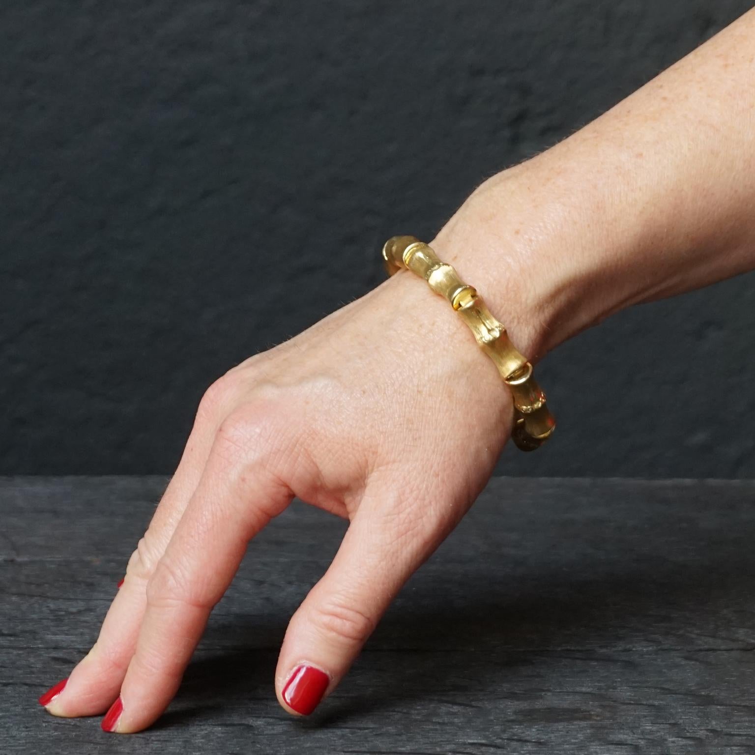 Mid-Century Modern 1960s Vintage Italian Vincenza 18-Karat Brushed Gold Bamboo Bangle Bracelet en vente