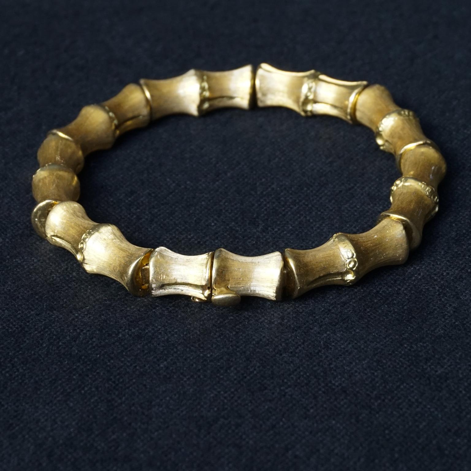 italien 1960s Vintage Italian Vincenza 18-Karat Brushed Gold Bamboo Bangle Bracelet en vente