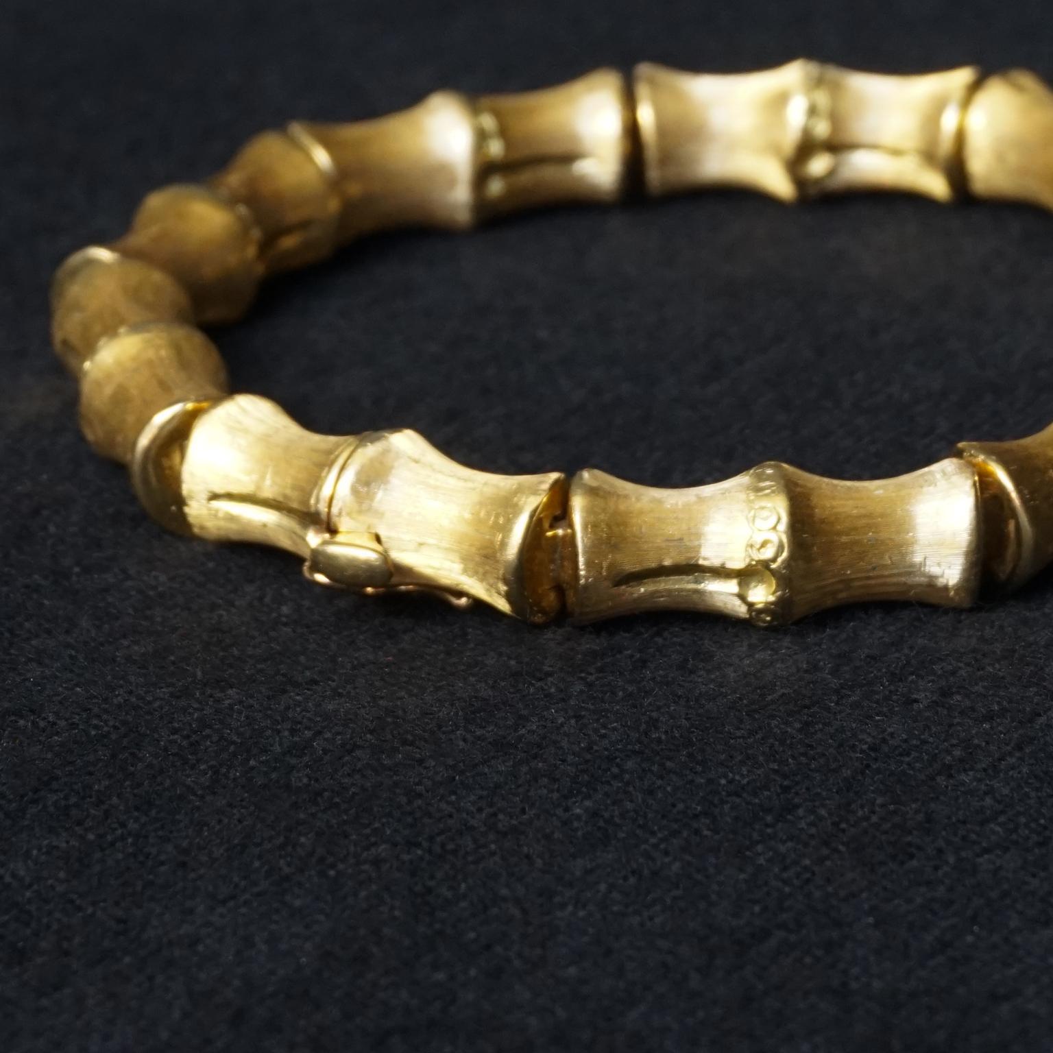 1960er Jahre Vintage Italienisch Vincenza 18-Karat gebürstetem Gold Bambus-Armband Armreif im Zustand „Gut“ im Angebot in Haarlem, NL