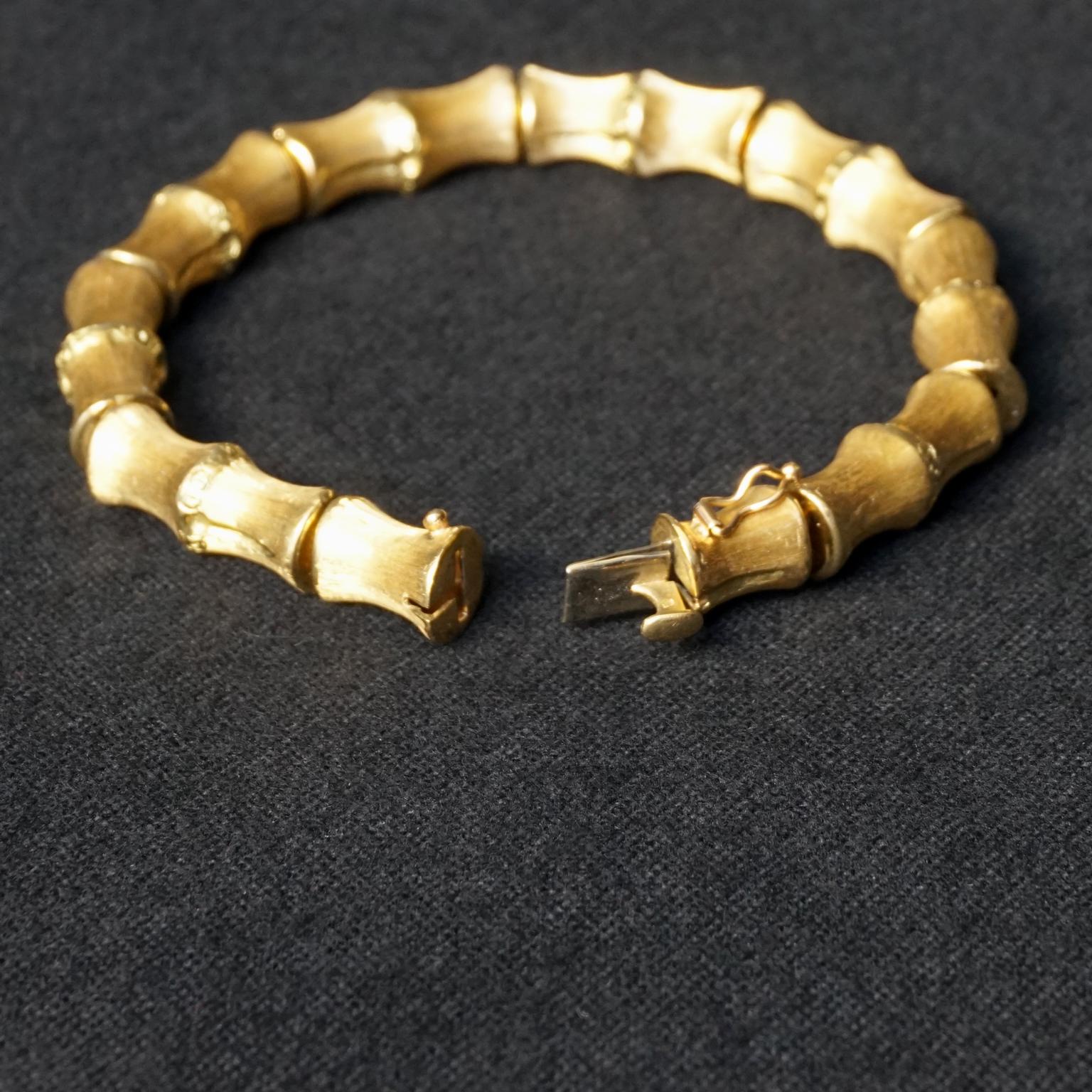 Milieu du XXe siècle 1960s Vintage Italian Vincenza 18-Karat Brushed Gold Bamboo Bangle Bracelet en vente