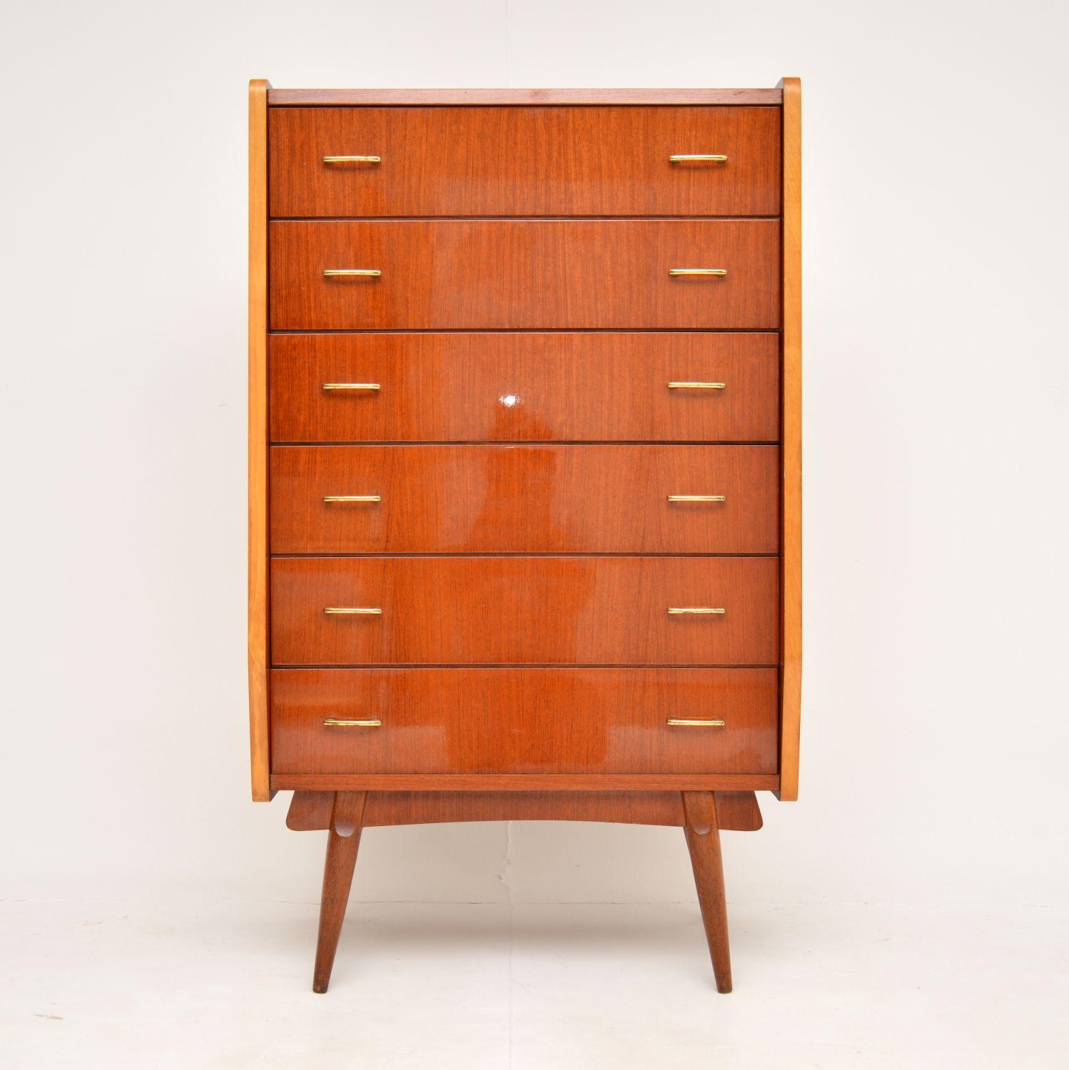 A stylish and extremely well made vintage Italian chest of drawers in walnut. This was made in Italy, it dates from the 1960’s.

The quality is amazing, this is extremely well built and has a beautiful angular design. It sits on slender yet sturdy