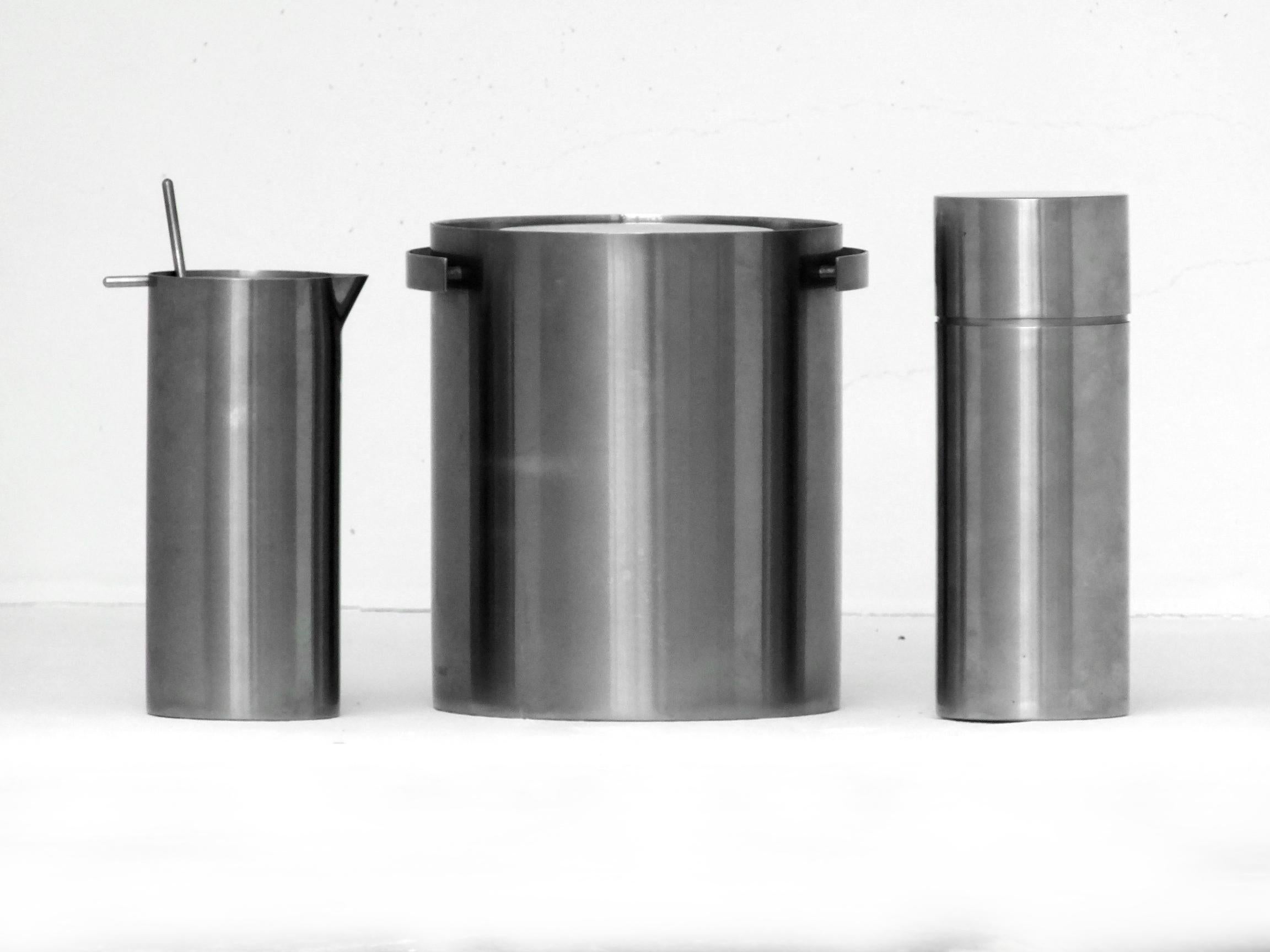 Jacobsen Arne design years '67 for Stelton Denmark vintage original bar set cylinda line.

 Very good condition for this original bar set

 Measure of the three; 9 inches height x 3,3