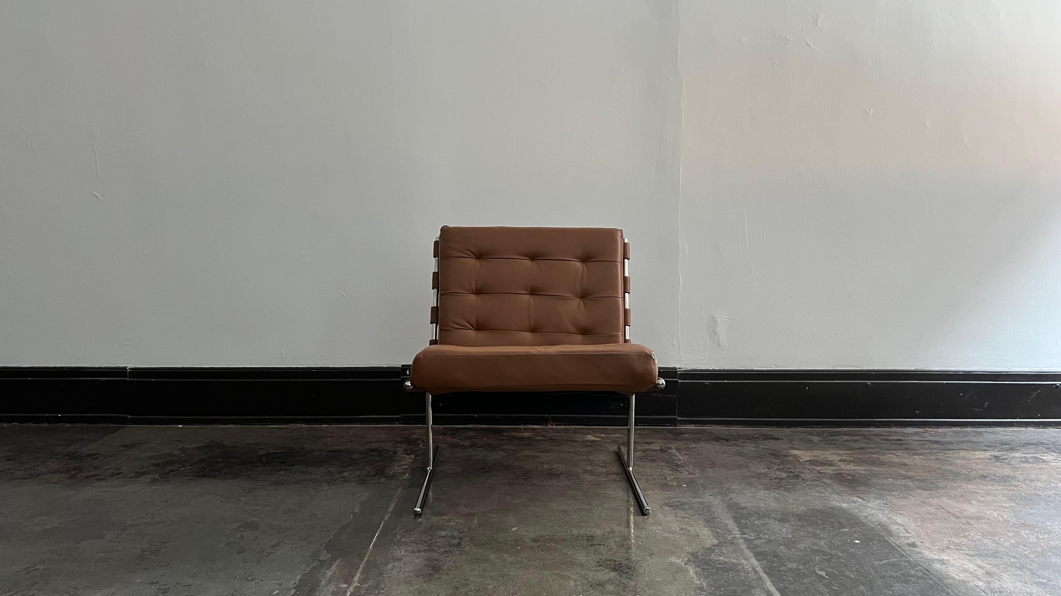 An iconic design by one of the founding fathers of Brazilian Modernism, the T invertido Lounge chair or commonly known as the Oxford lounge chair (unmarked) by Jorge Zalszupin feels like the answer to the ubiquitous Barcelona chair by Ludwig Mies
