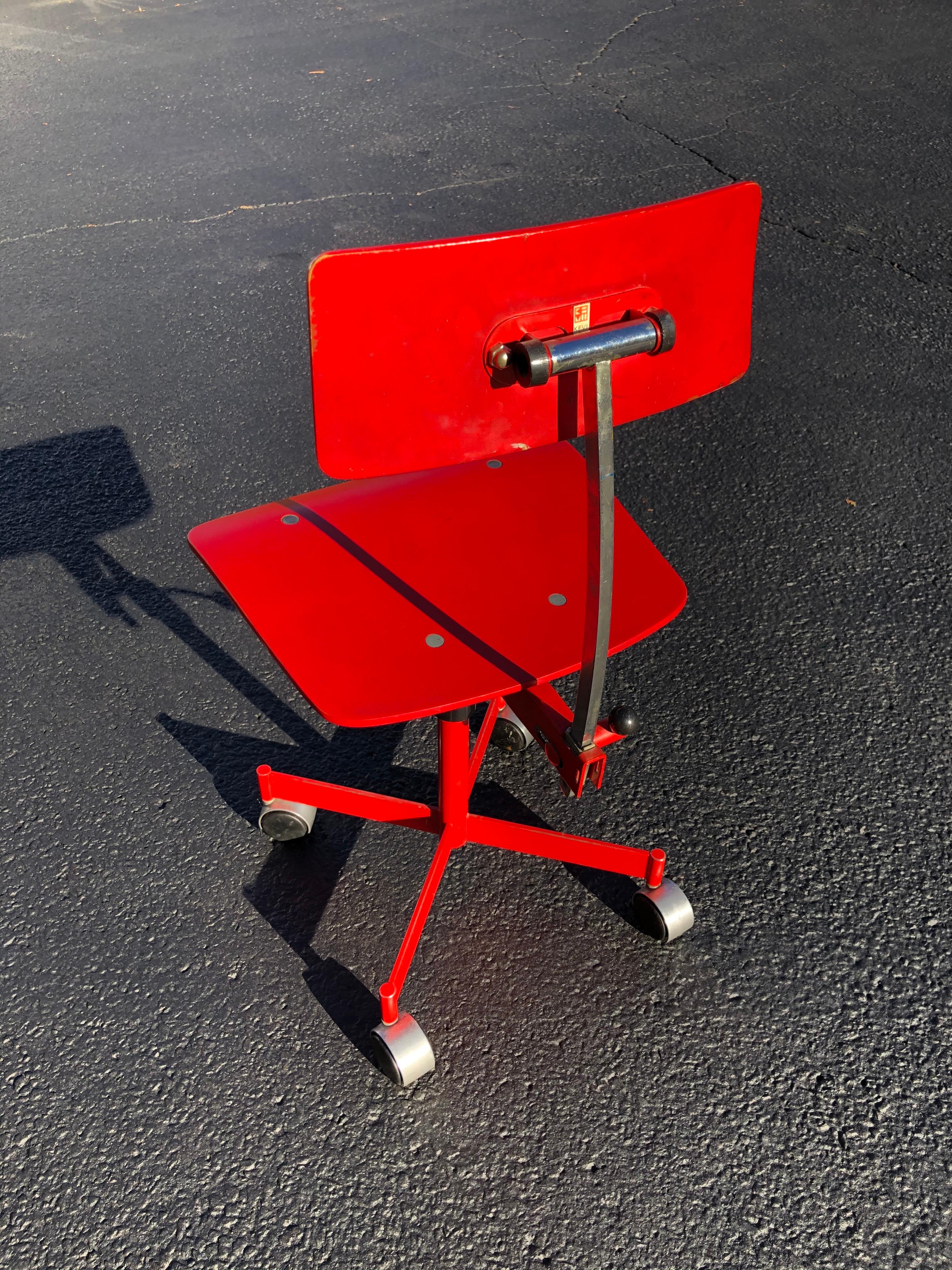 1960s Vintage Jørgen Rasmussen Danish Modern Kevi Model 311 Task Chair in Red In Good Condition In Redding, CT