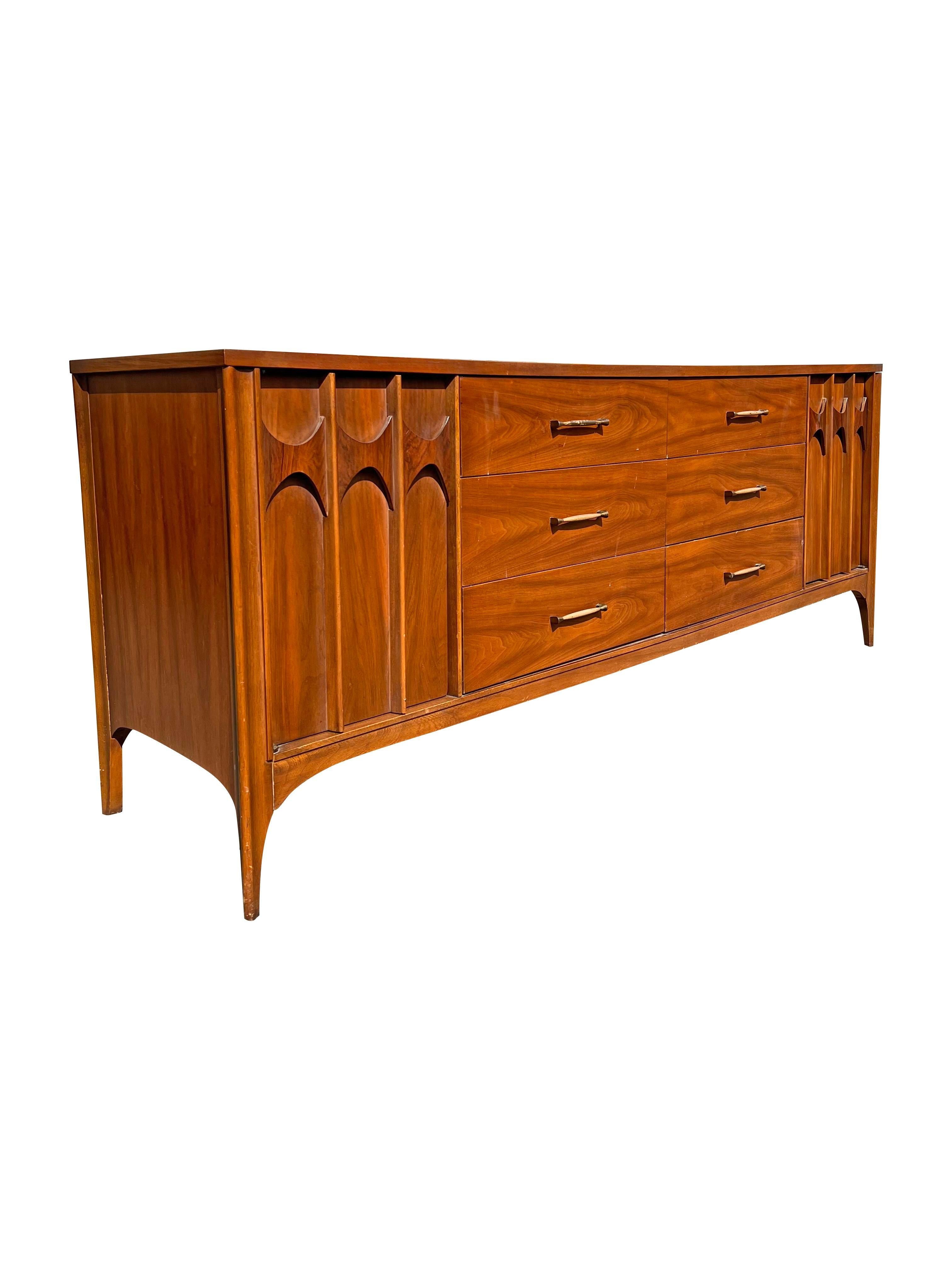 Vintage Mid-Century Modern Kent Coffey Perspecta Long Dresser Lowboy.

Add a touch of mid-century modern elegance to your home with this stunning Kent Coffey Perspecta Long Dresser Lowboy. This beautifully crafted piece features a unique design,