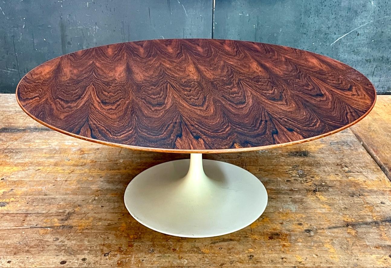 Rare et merveilleuse table basse Knoll en bois de rose brésilien. 36 pouces de diamètre, très lourde. Il a vraiment l'air incroyable sur les photos et en personne, et il est prêt à être replacé dans un Ranch atomique à poteaux et poutres.