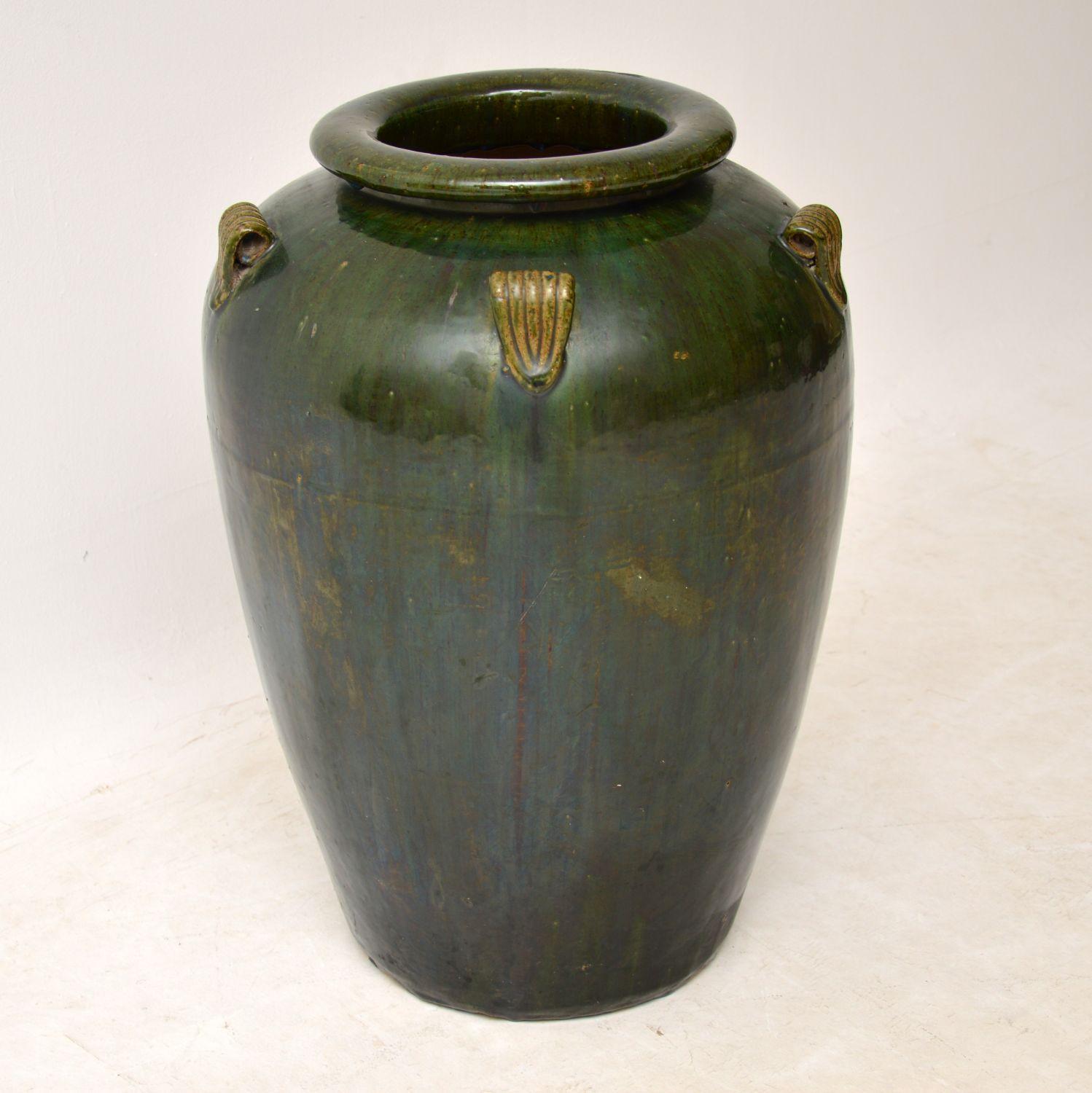 Eine atemberaubende und sehr große Vintage-Vase aus Steingut, dies stammt aus ca. 1960er Jahren. Es ist schwer, auf den Fotos ein Gefühl für die Größe zu bekommen, aber es ist sehr groß und schwer! Es ist wunderschön gemacht und in ausgezeichnetem