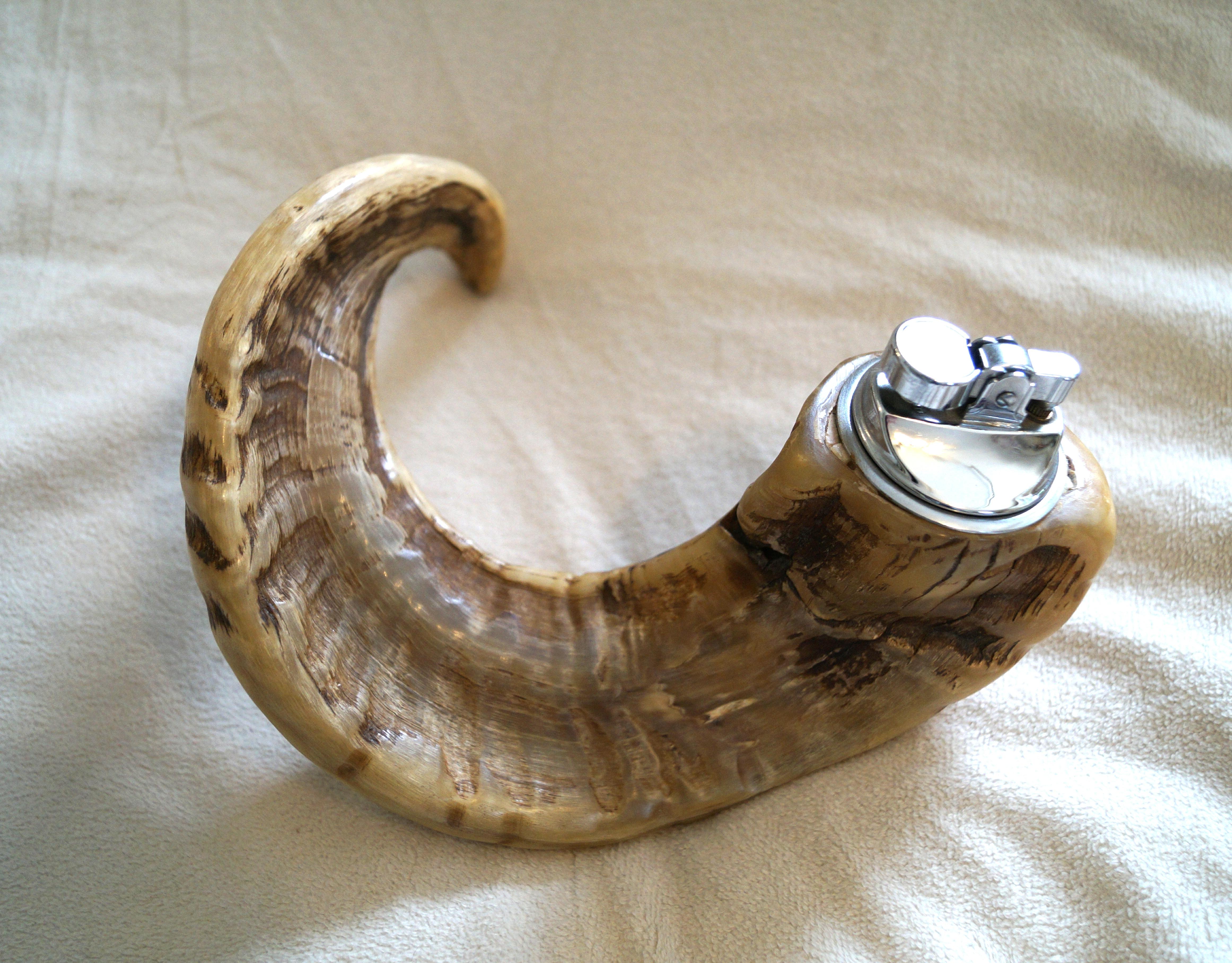 Mid-Century moderno Accendino da tavolo Horn grande d'epoca degli anni '60 Attribuito a Carl Aubock Cromo in vendita