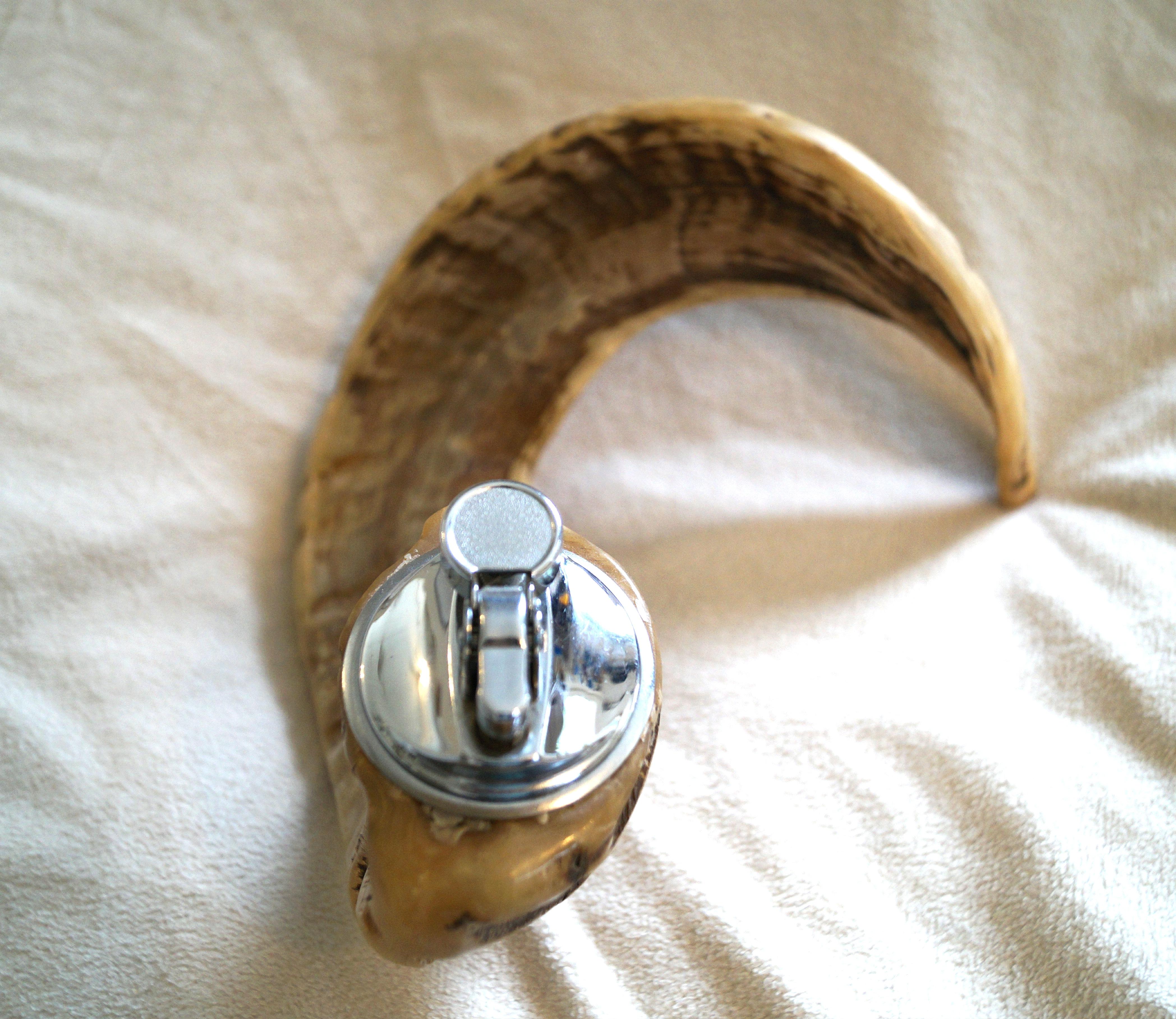 Metà XX secolo Accendino da tavolo Horn grande d'epoca degli anni '60 Attribuito a Carl Aubock Cromo in vendita