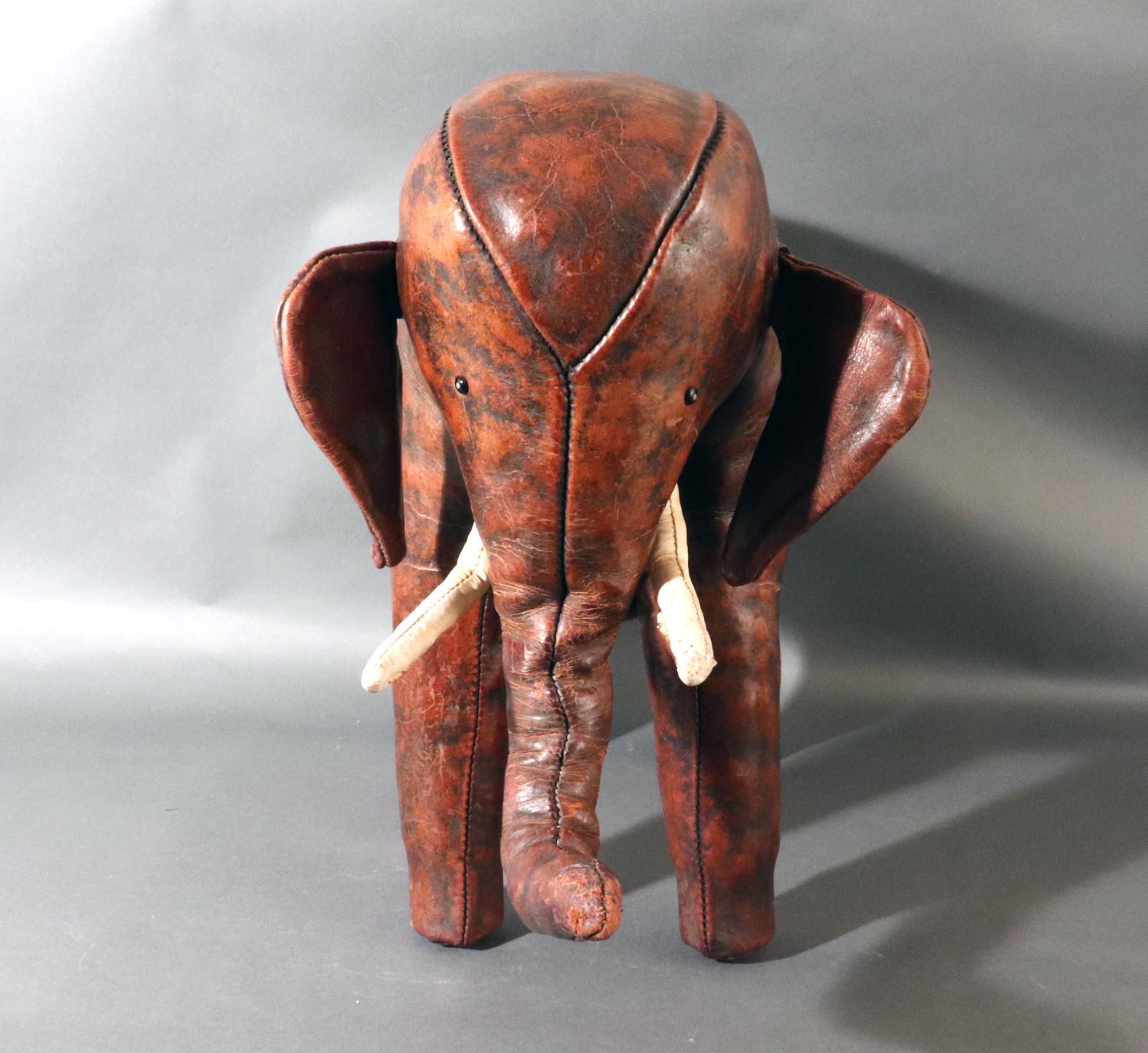 Mid-Century Modern Tabouret éléphant en cuir vintage des années 1960, Dmitri Omersa en vente