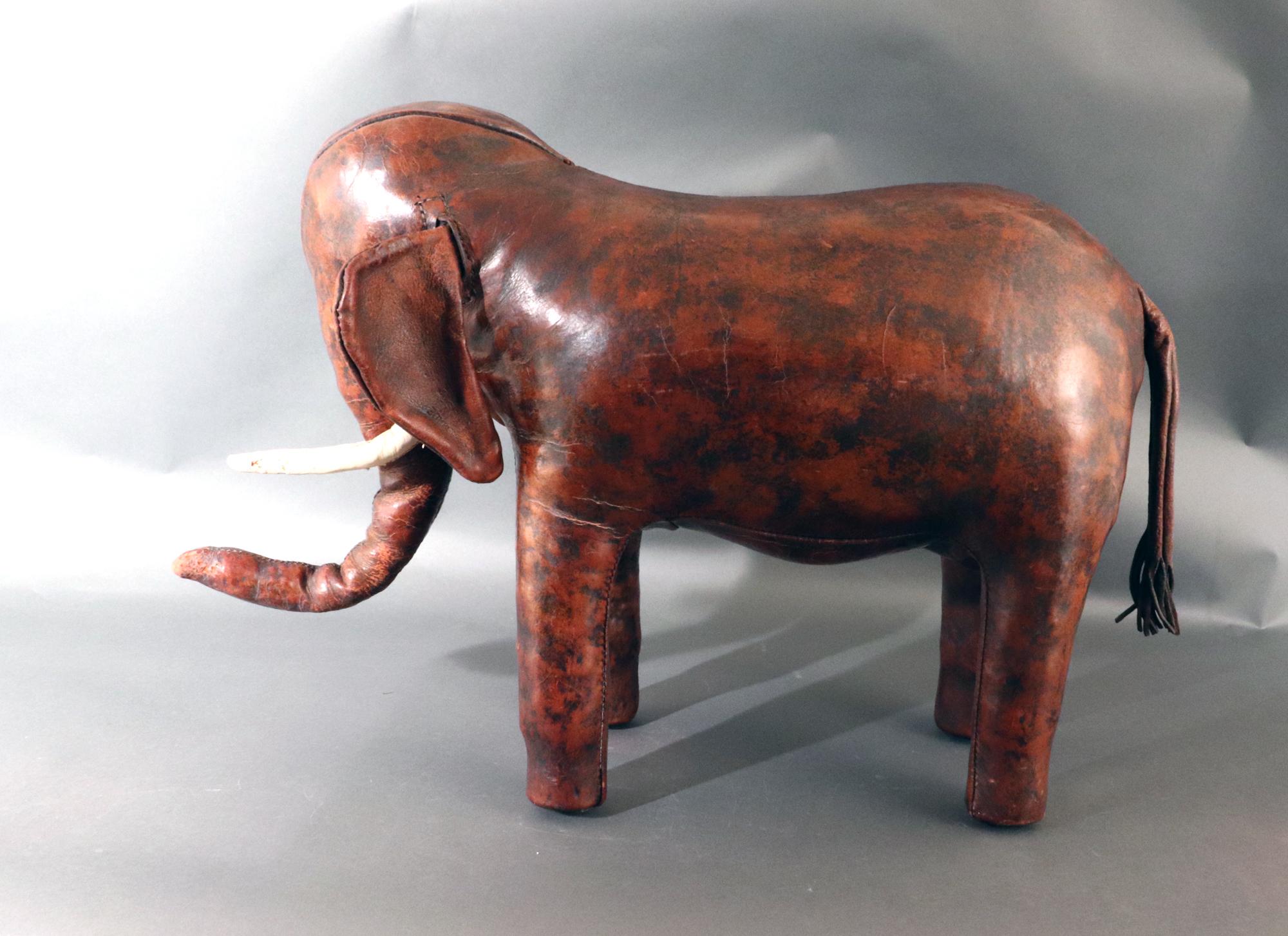 Milieu du XXe siècle Tabouret éléphant en cuir vintage des années 1960, Dmitri Omersa en vente