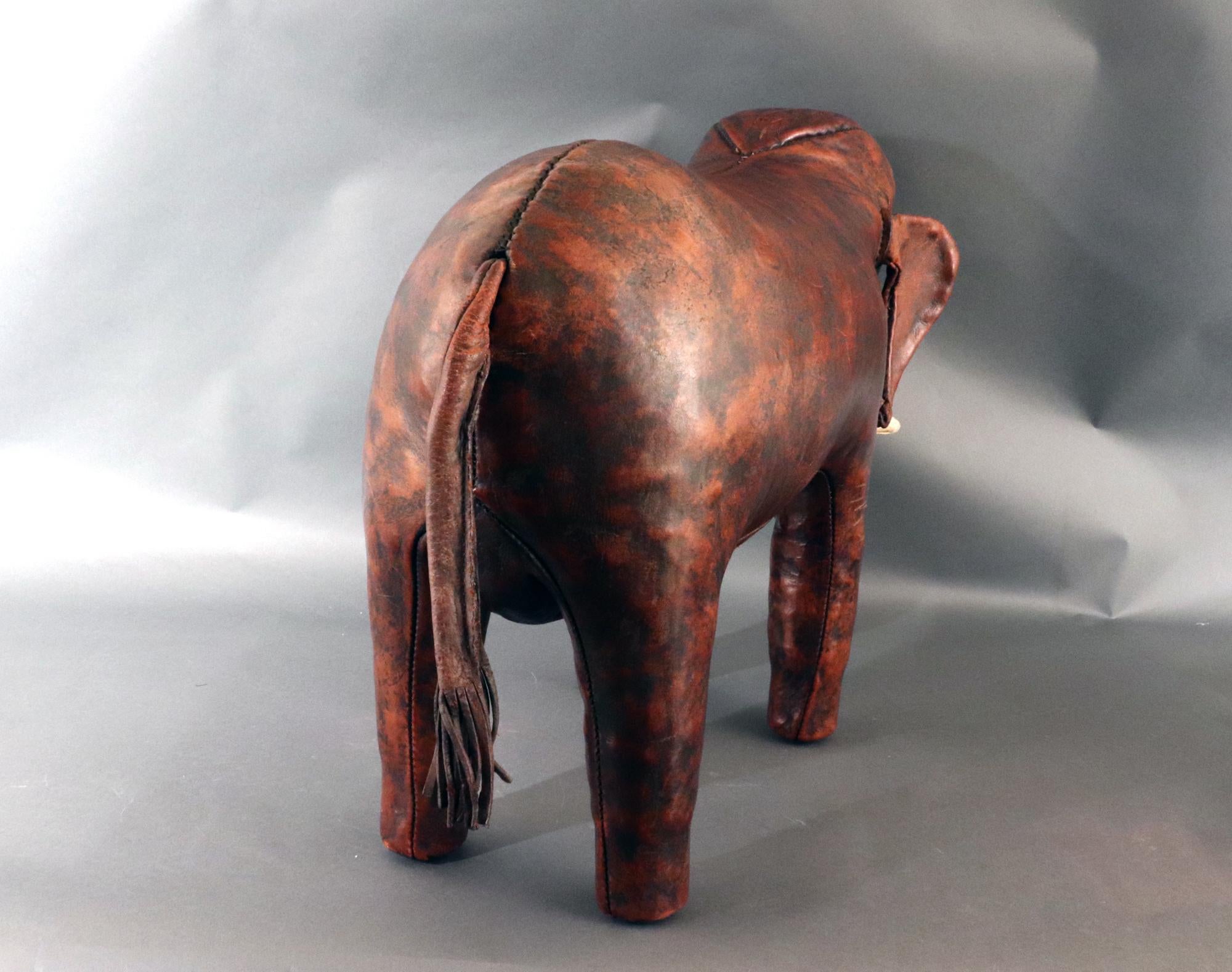 Cuir Tabouret éléphant en cuir vintage des années 1960, Dmitri Omersa en vente