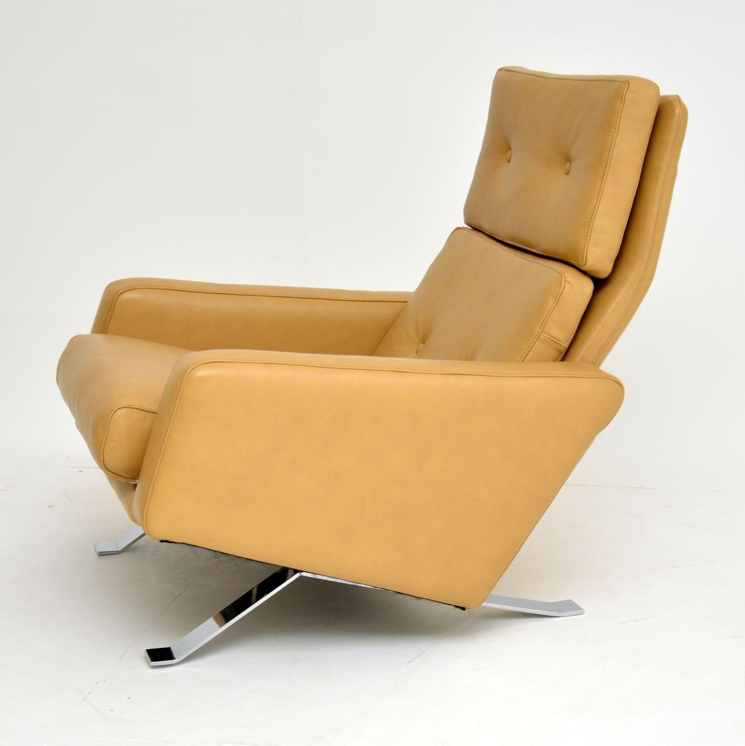 1960s Vintage Leather “Leo” Armchair by Robin Day for Hille 1