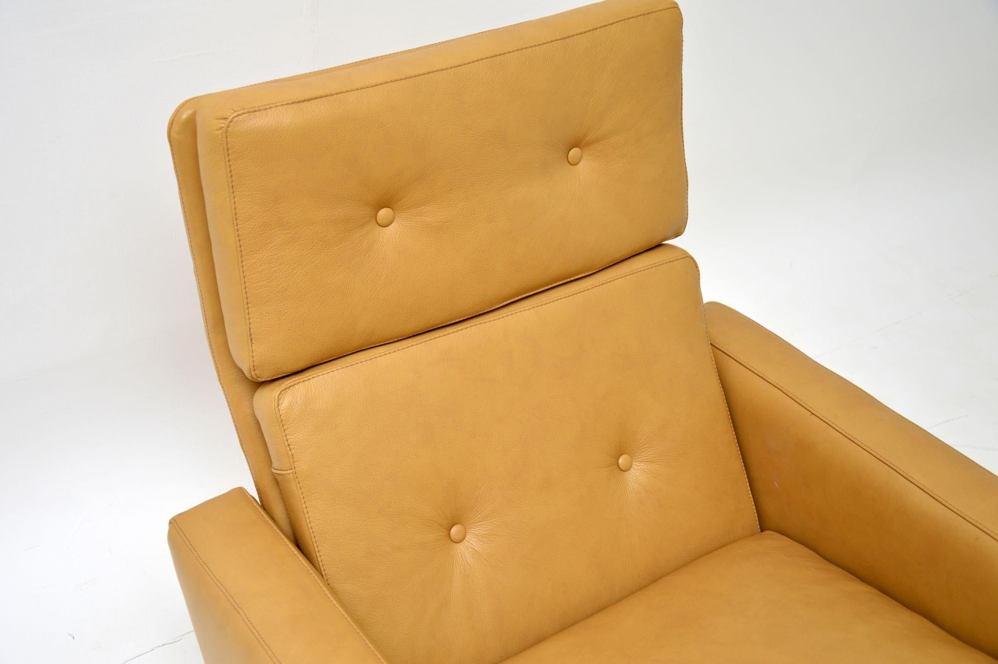 1960s Vintage Leather “Leo” Armchair by Robin Day for Hille In Good Condition In London, GB