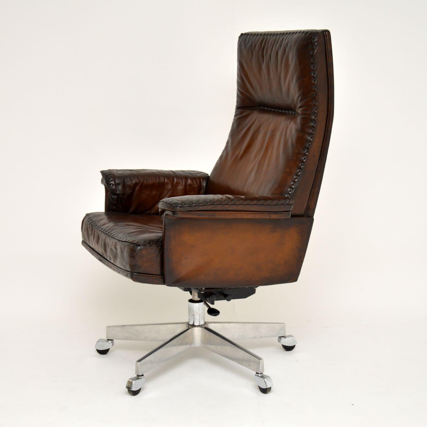 A superb vintage leather desk chair, made in Switzerland by De Sede in the 1960s-1970s. It’s of amazing quality and is unbelievably comfortable! This is so comfortable it could easily be used as a lounge chair as well as a desk chair. The leather