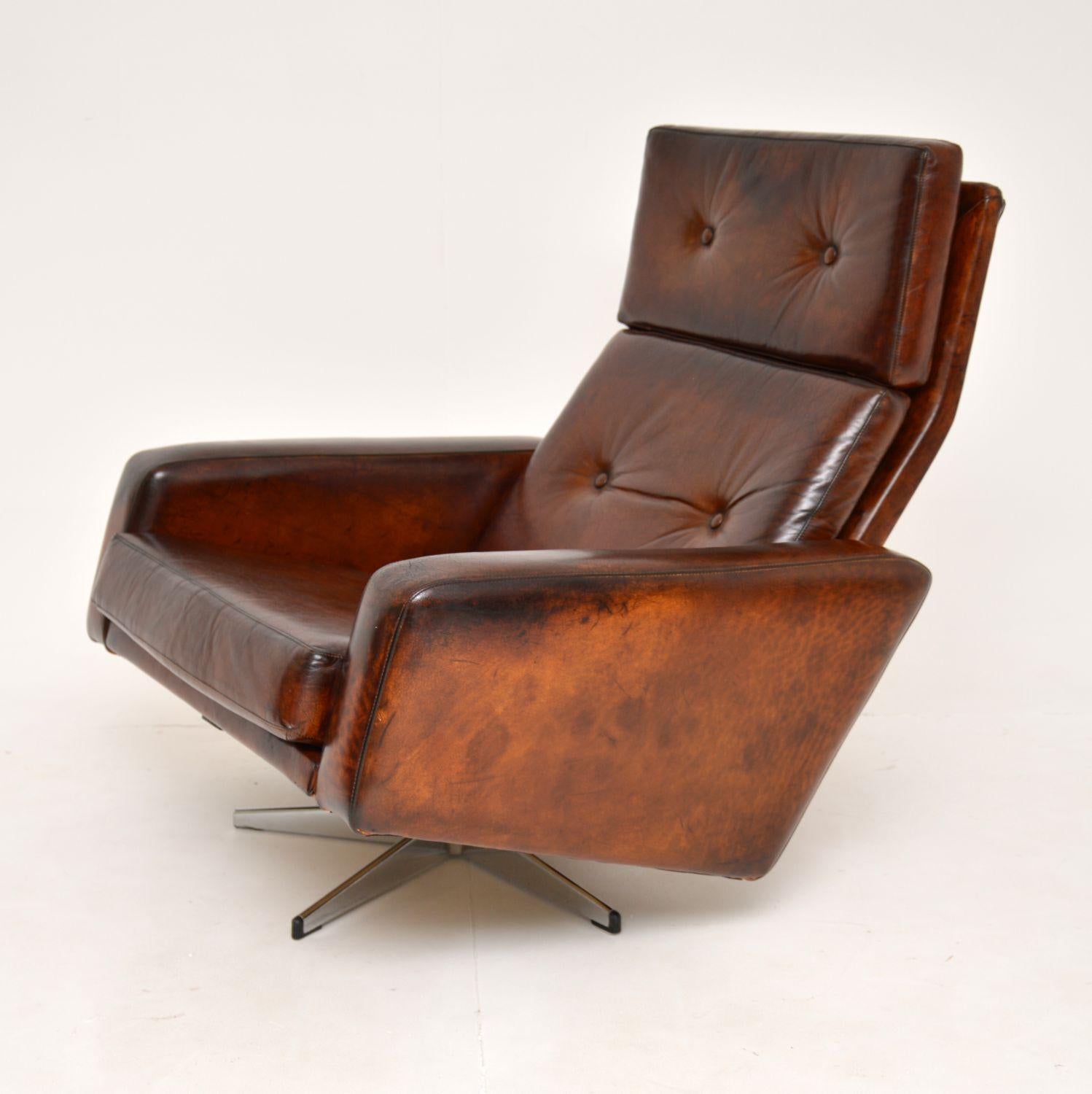1960's Vintage Leather Swivel 'Leo' Chair by Robin Day for Hille In Good Condition In London, GB