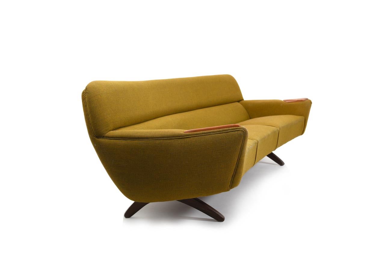 beautiful sofa group „Geisha“, designed by Leif Hansen for Kronen Møbelfabrikken 1959. Model no.62.
This sofa group, which belongs together, consists of a banana-shaped sofa, a couple of easychairs, a high-backed lounge chair including footstool and