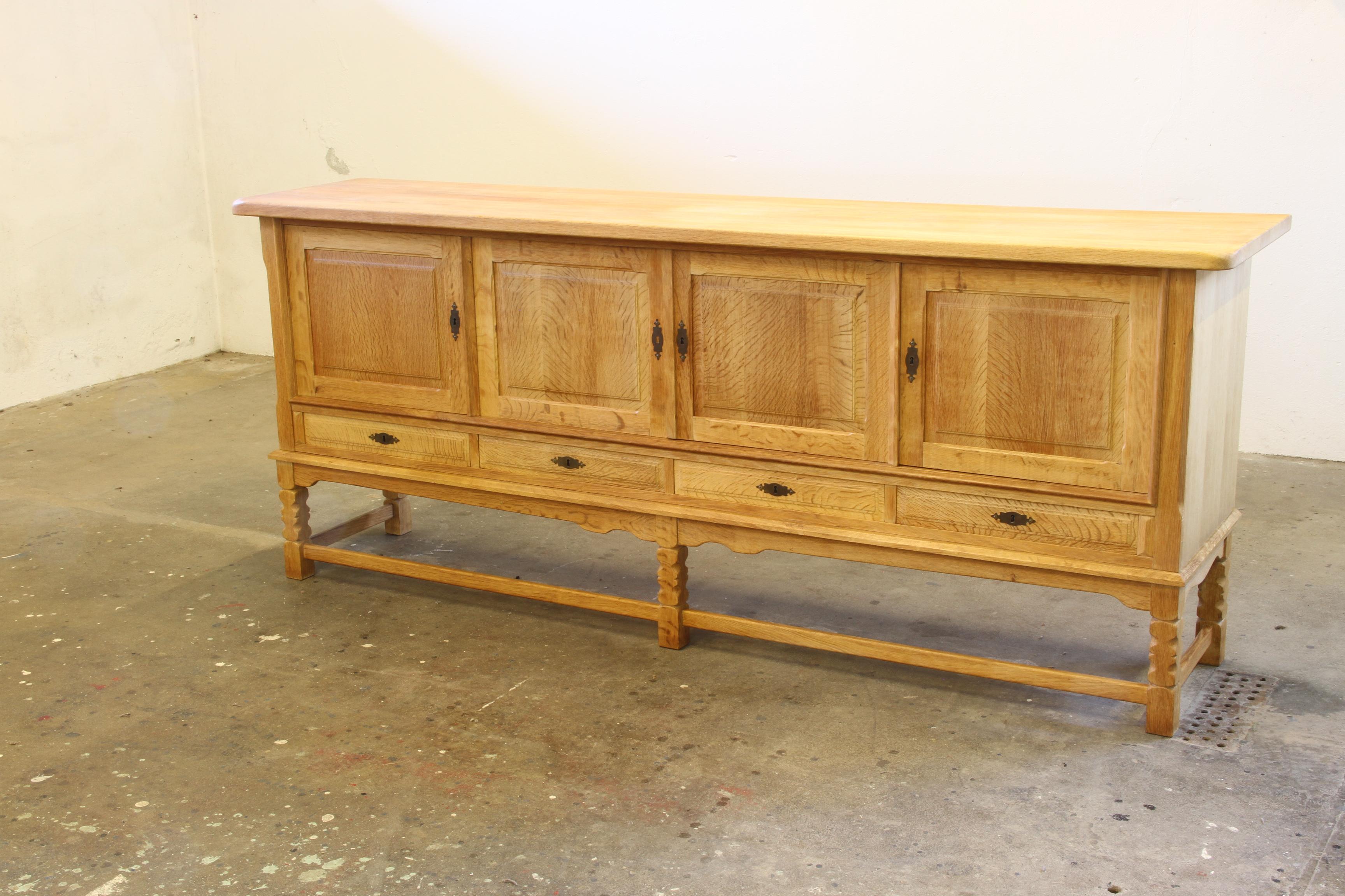 1960er Jahre Vintage Sideboard Schrank in Eiche, dänischer Stil von Henning Kjærnulf im Angebot 5