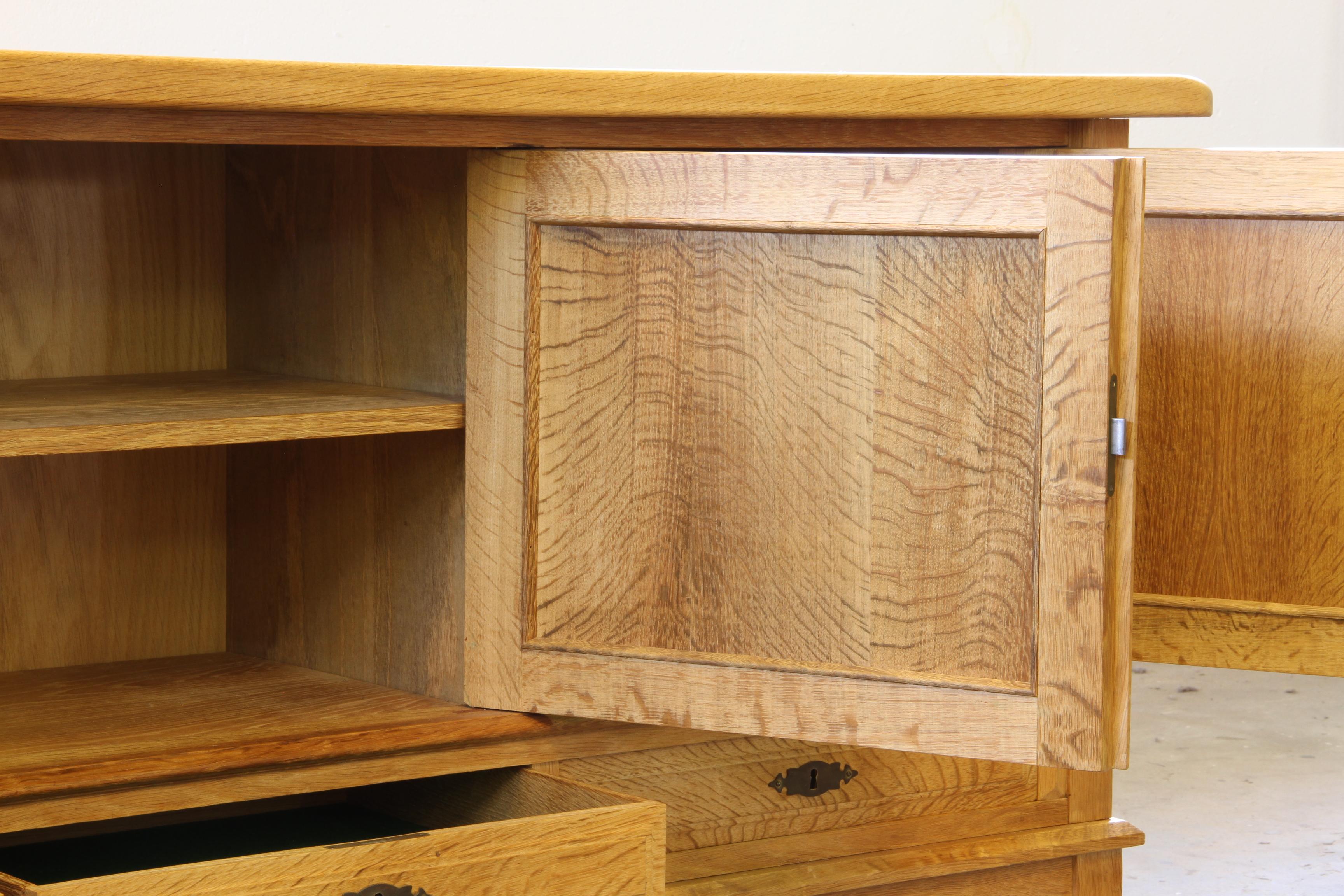 1960er Jahre Vintage Sideboard Schrank in Eiche, dänischer Stil von Henning Kjærnulf im Angebot 12