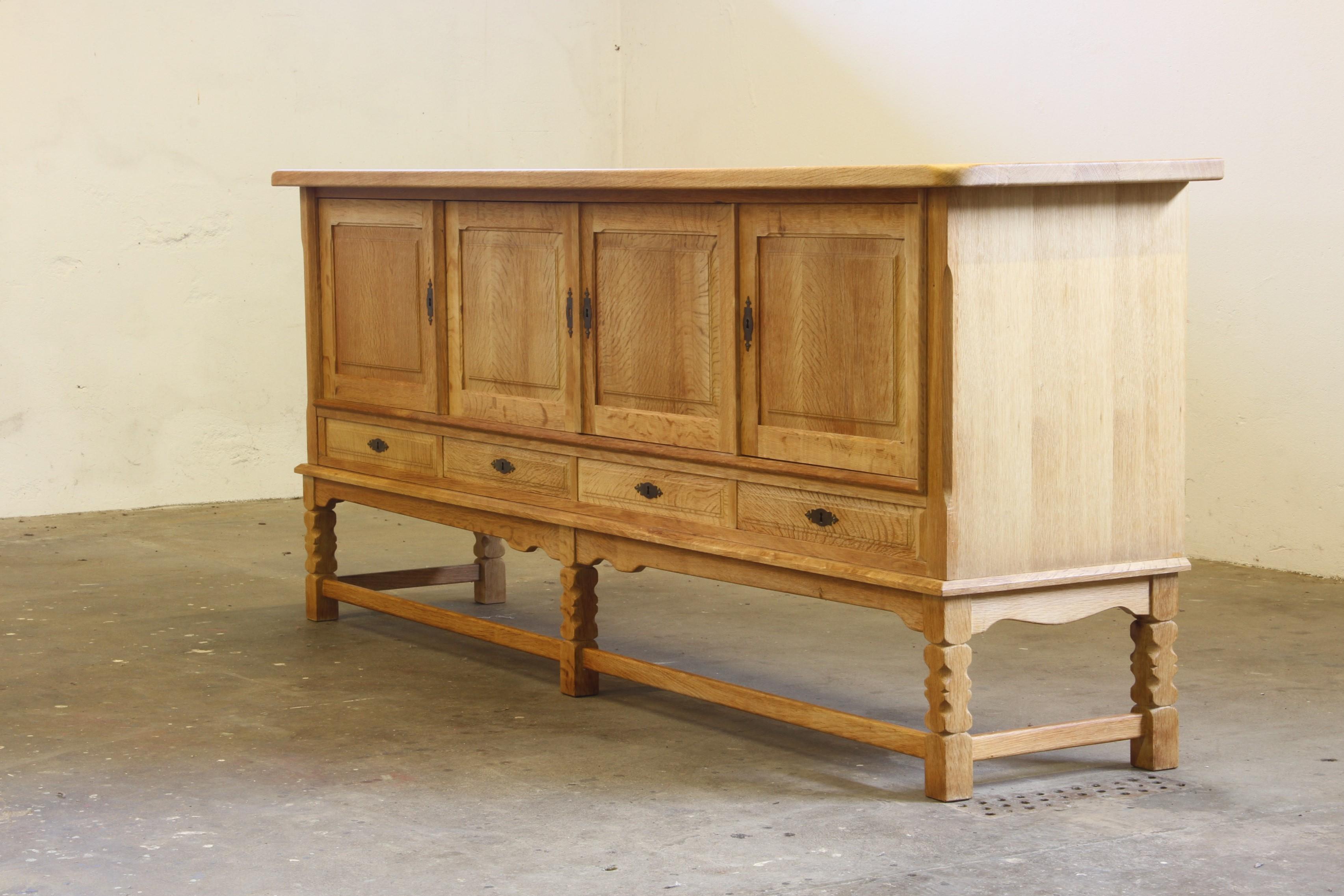 1960er Jahre Vintage Sideboard Schrank in Eiche, dänischer Stil von Henning Kjærnulf (Moderne der Mitte des Jahrhunderts) im Angebot