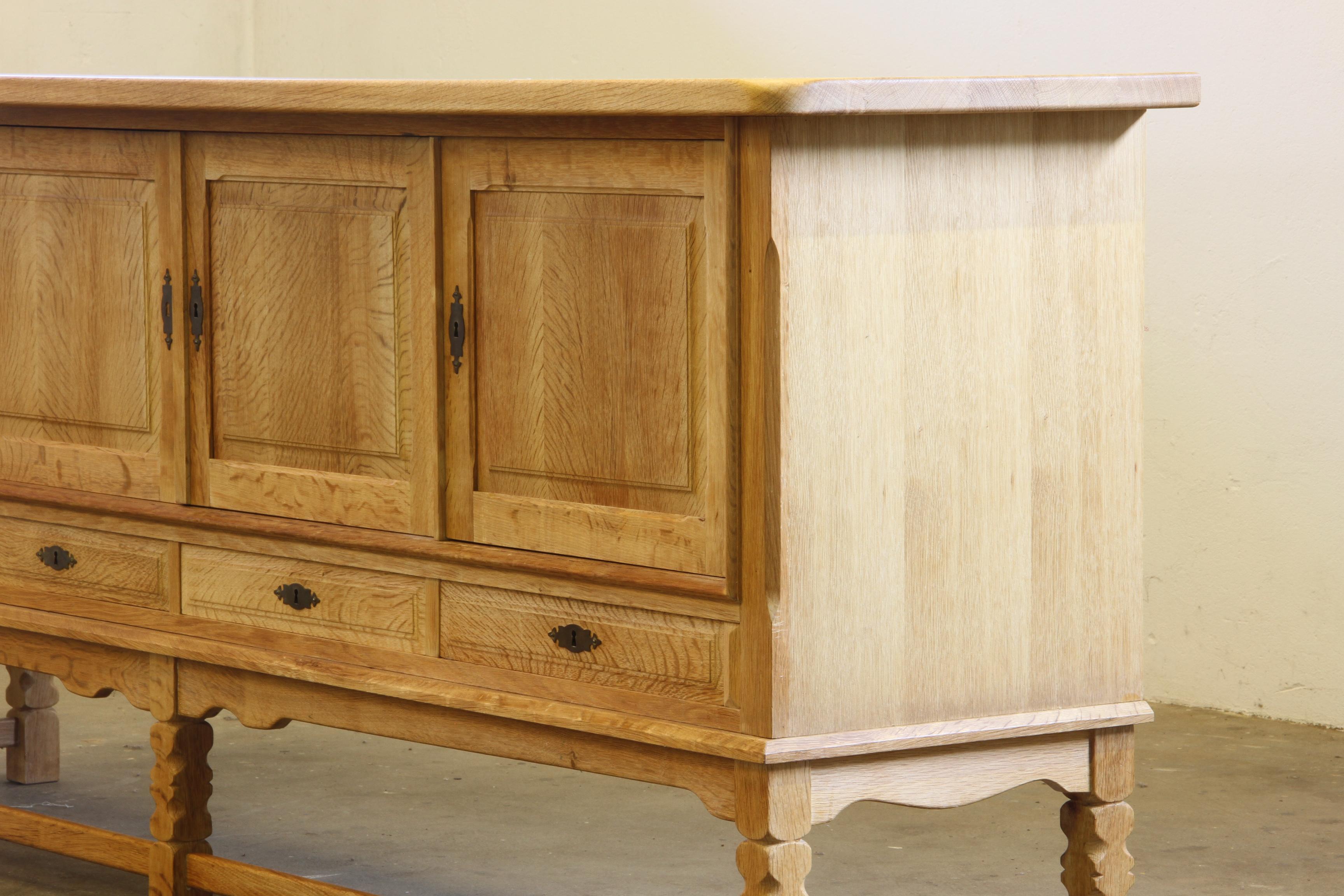 1960er Jahre Vintage Sideboard Schrank in Eiche, dänischer Stil von Henning Kjærnulf (Dänisch) im Angebot
