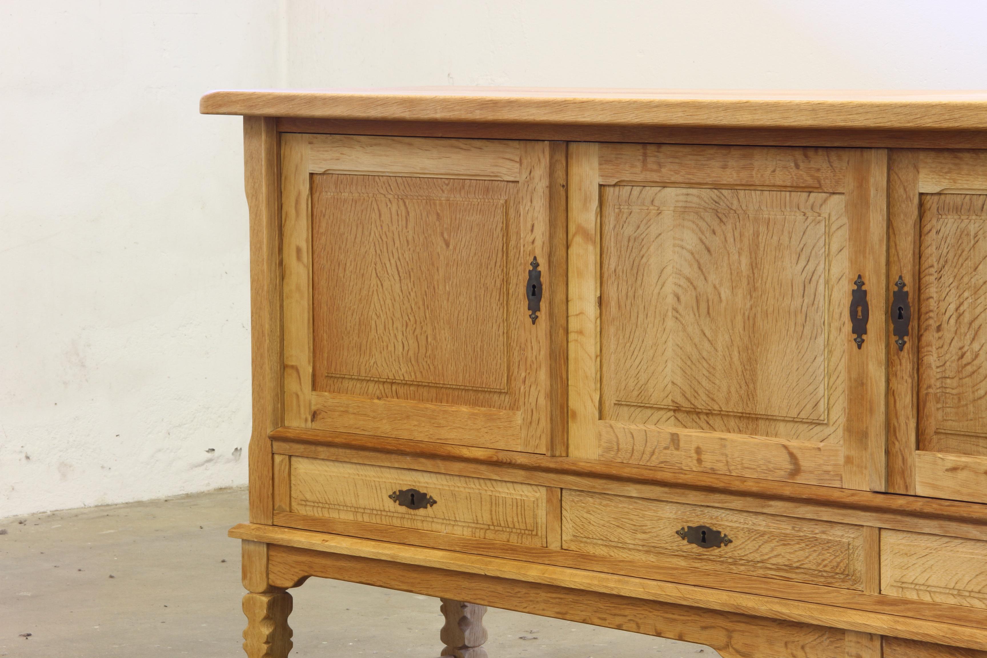 1960er Jahre Vintage Sideboard Schrank in Eiche, dänischer Stil von Henning Kjærnulf im Zustand „Gut“ im Angebot in Store Heddinge, DK