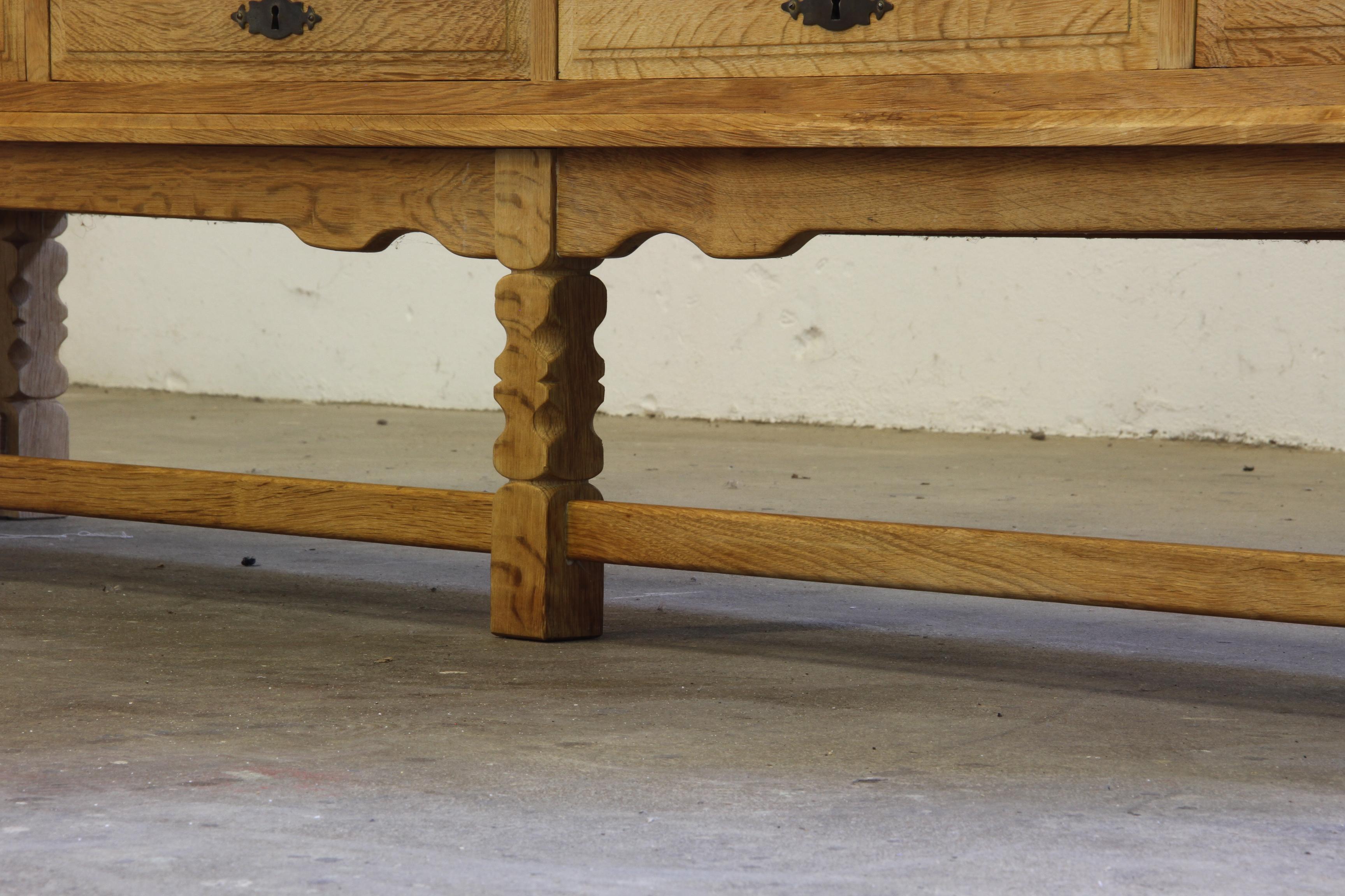 1960er Jahre Vintage Sideboard Schrank in Eiche, dänischer Stil von Henning Kjærnulf (Mitte des 20. Jahrhunderts) im Angebot