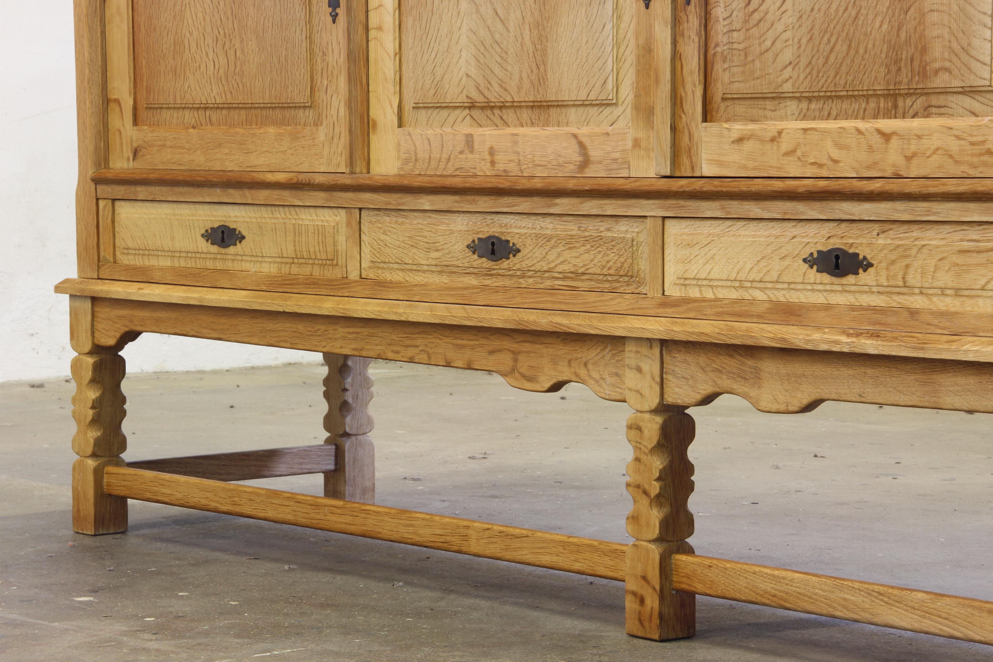1960er Jahre Vintage Sideboard Schrank in Eiche, dänischer Stil von Henning Kjærnulf (Eichenholz) im Angebot
