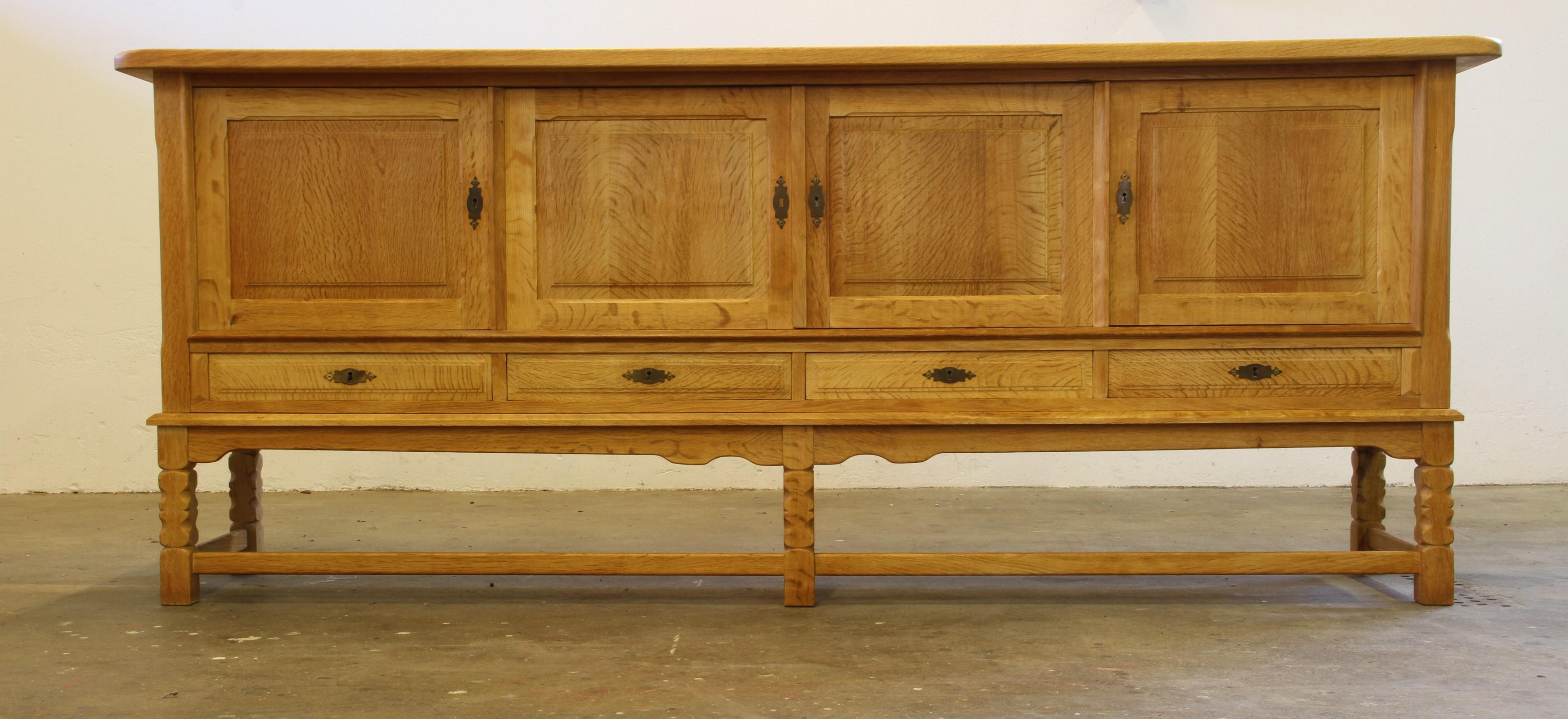 1960er Jahre Vintage Sideboard Schrank in Eiche, dänischer Stil von Henning Kjærnulf im Angebot 1