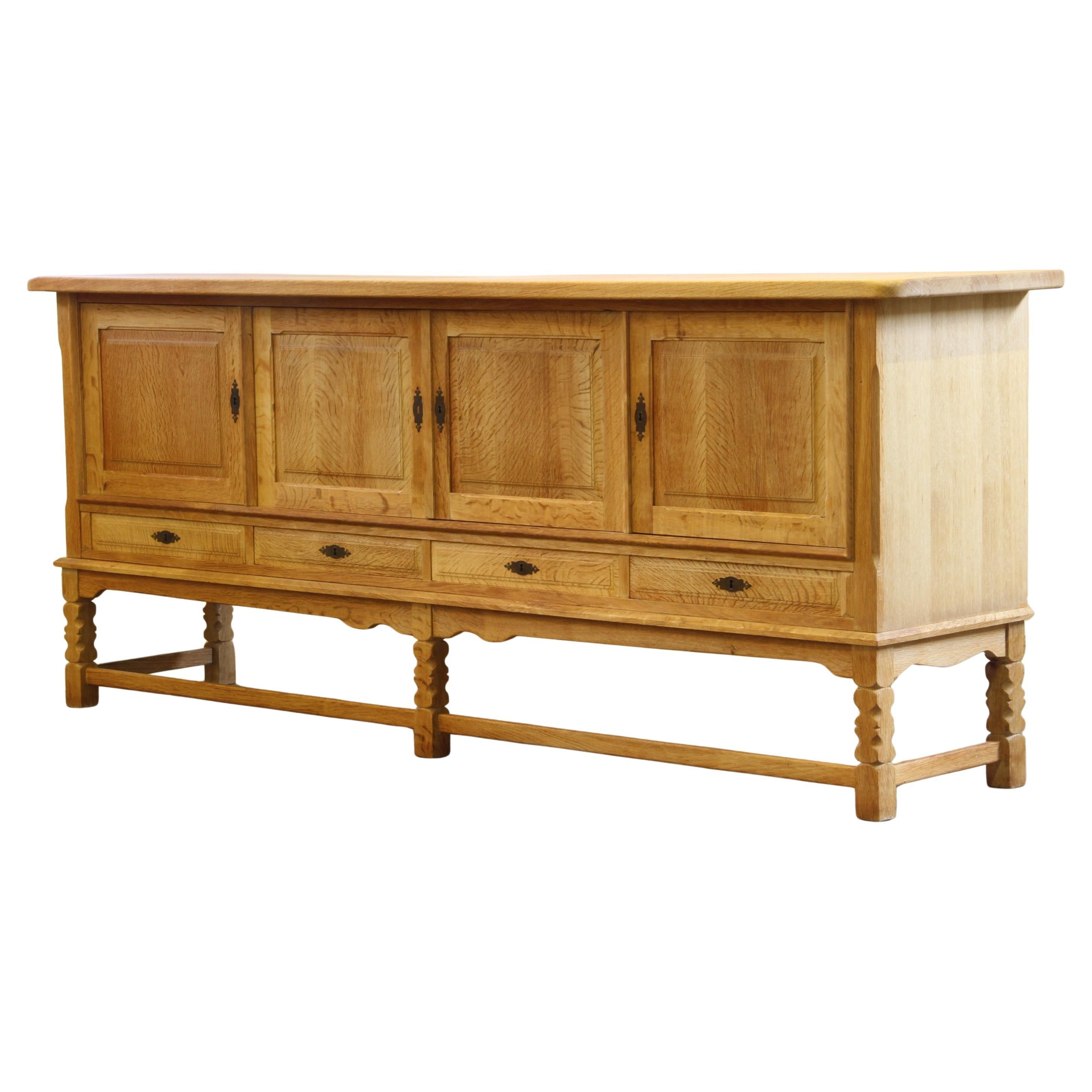 1960er Jahre Vintage Sideboard Schrank in Eiche, dänischer Stil von Henning Kjærnulf im Angebot