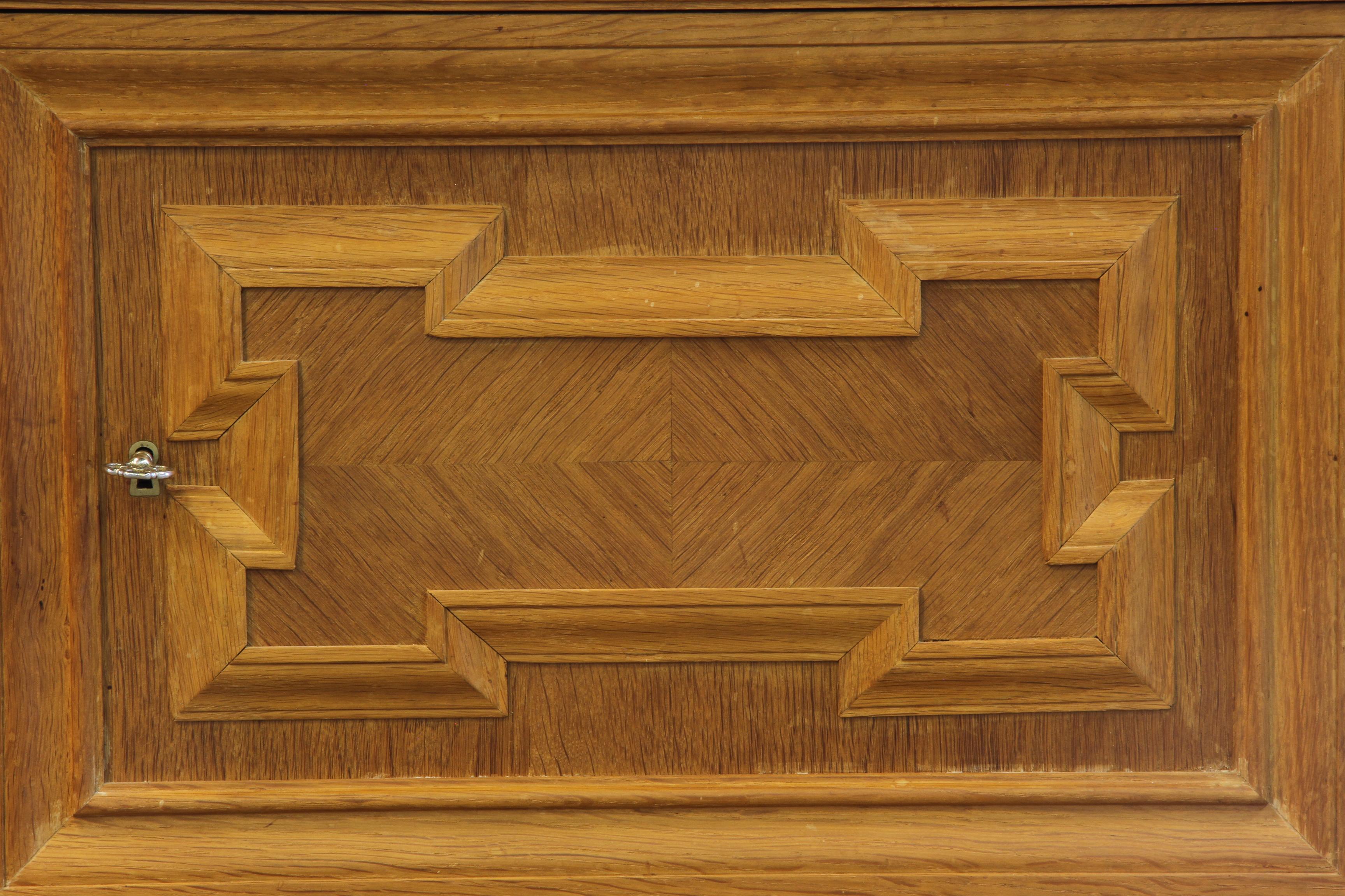 1960s Vintage Low Sideboard / Crezenda Cabinet in Oak, Danish Baroque style For Sale 3